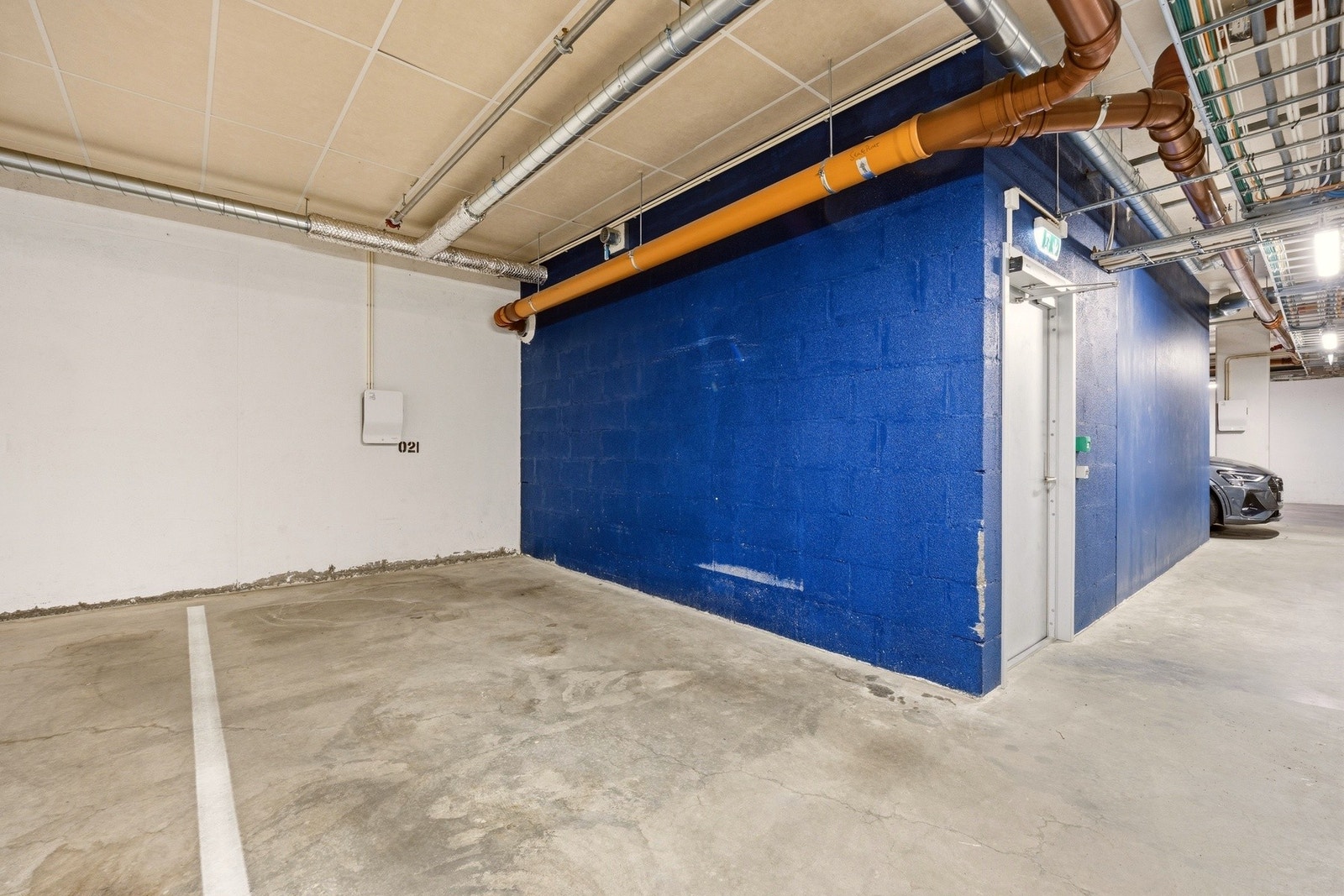 Leiligheten disponerer egen parkeringsplass med elbillader i felles garasjekjeller. Galleribilde