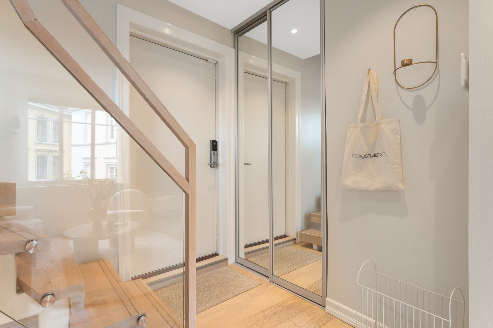 Entréen har nisje med stor skyvedørsgarderobe hvor du har god plass til yttertøy og sko Galleribilde