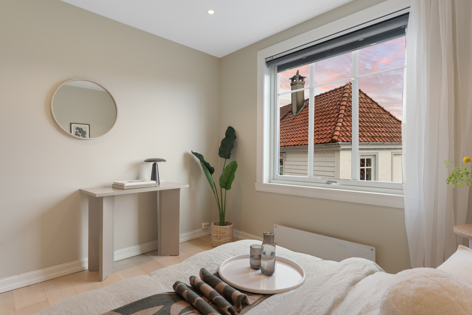 På begge soverommene er det både lystett plissegardin og elektrisk rullegardin Galleribilde