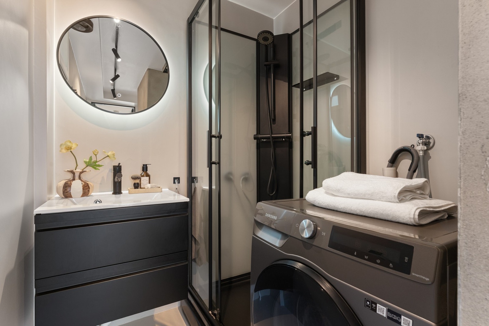 Badet ble pusset opp i 2004 og modernisert med mikrosement og ny innredning i 2022 Galleribilde