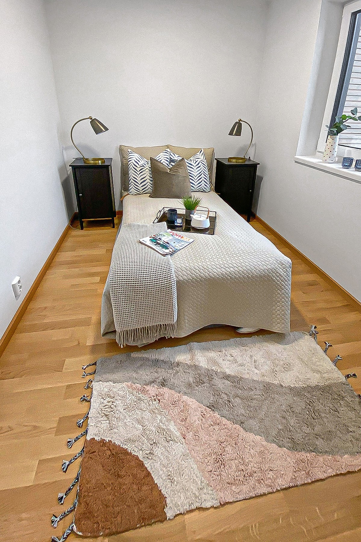 Romslig og lyst soverom med plass til dobbeltseng og gardeorbe Galleribilde