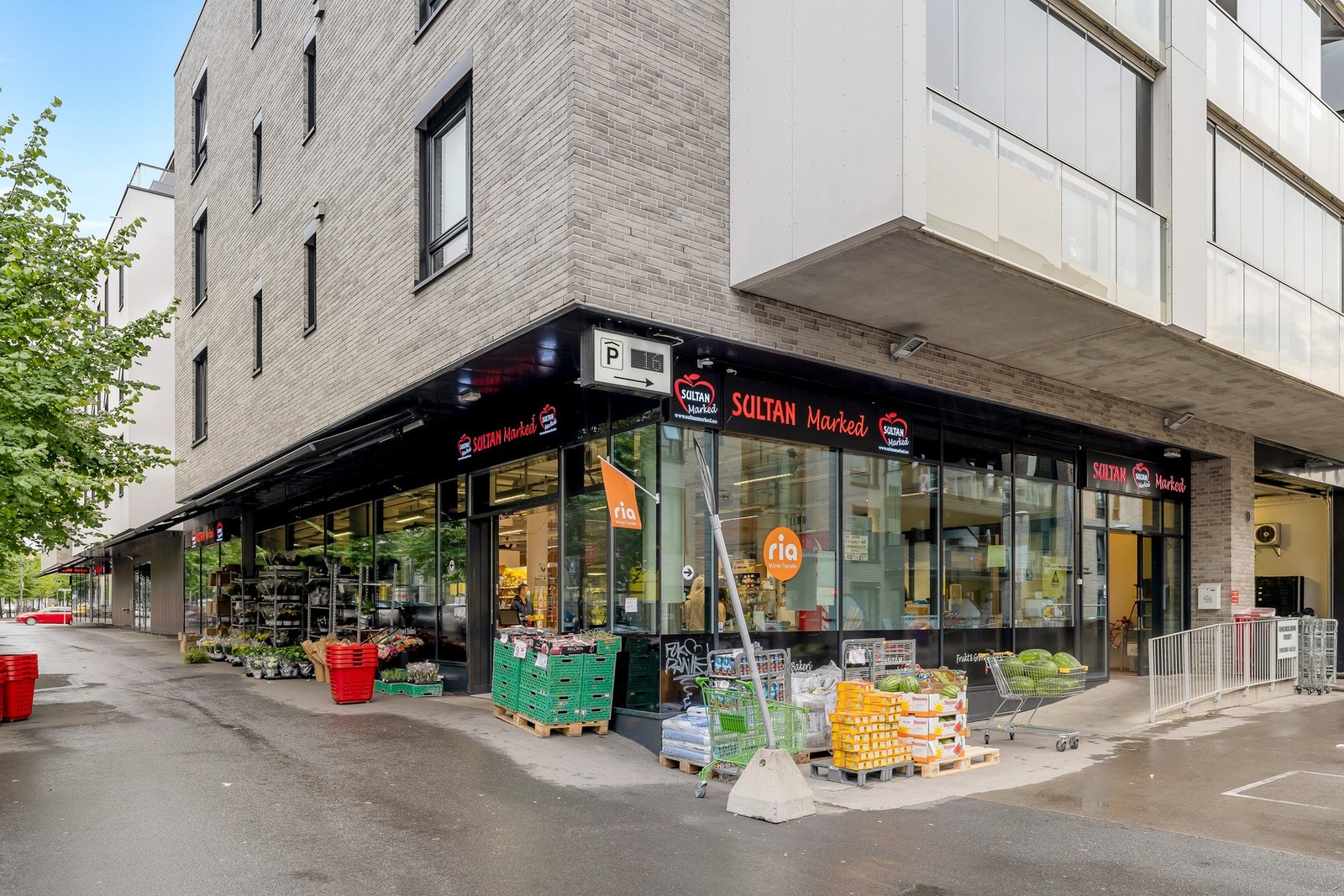 Flott grønnsaksforretning og mye annet rett ved boligen. Galleribilde