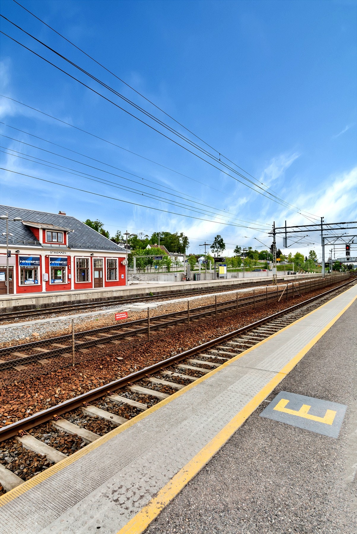 Det er ca. 10 minutters gange til Strømmen stasjon hvor toget bruker ca. 24 min til Oslo S. Galleribilde