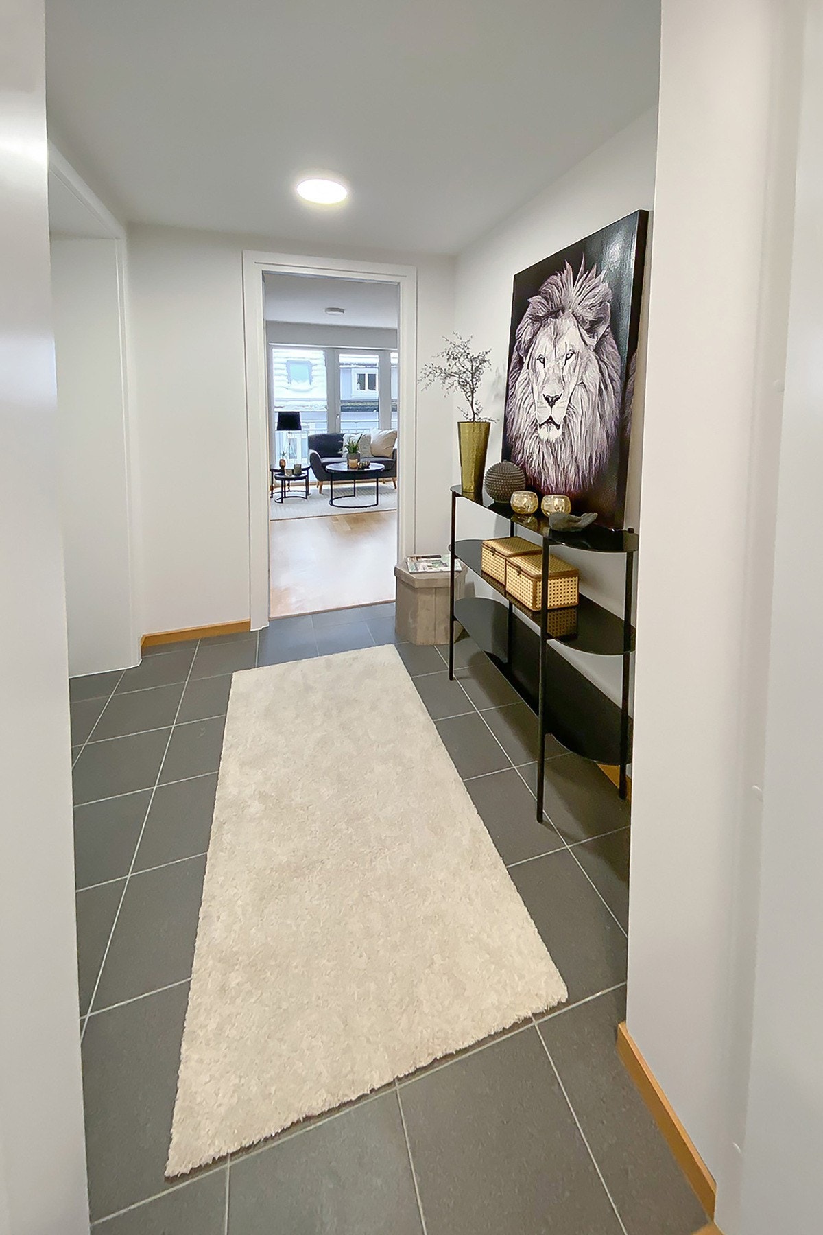 Stor og fin gang med fliser og plass til garderobeløsninger Galleribilde