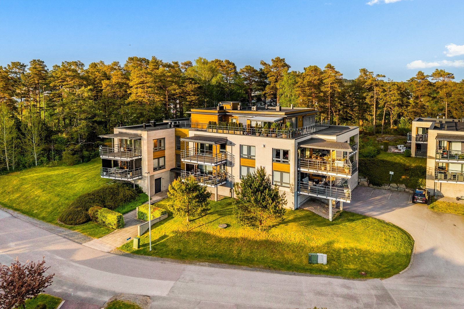 Småbåthavn og Rema 1000 ligger også i gangavstand fra boligen. Kort vei til populære Sole barnehage, Store Bergan barneskole og Ranvik ungdomsskole samt TEAM treningssenter. Galleribilde