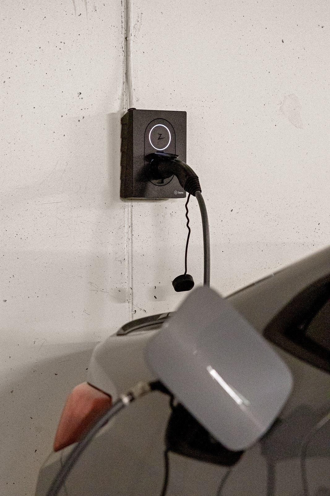 På parkeringsplassen er det installert elbillader. Galleribilde