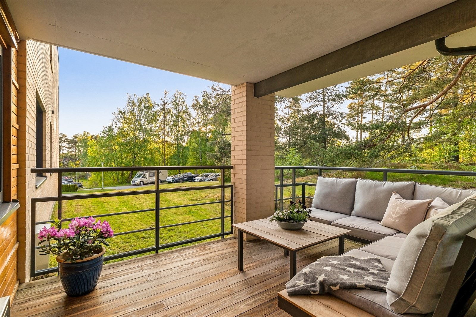 Leiligheten har en overbygd, vestvendt terrasse på ca. 11,1 m². Galleribilde