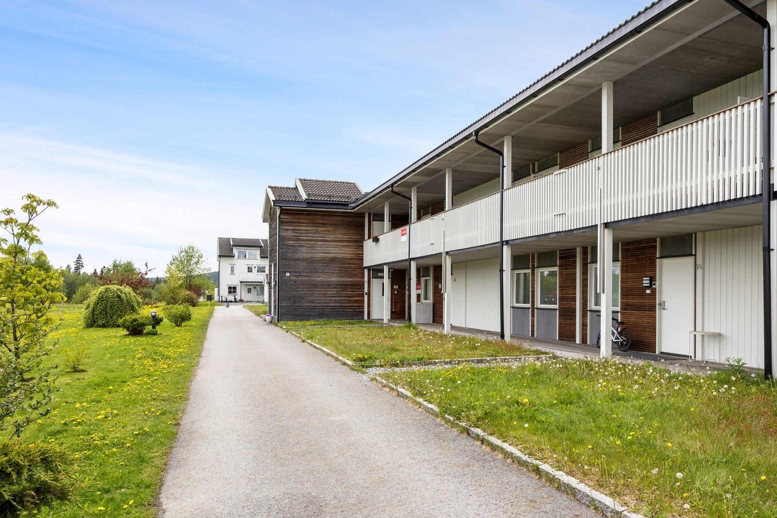 Fellestomten er pent opparbeidet med gressplen, prydbusker og asfalterte internveier, og på området er det en stor, inngjerdet plass med lekeapparater og sittebenker til felles anvendelse. Galleribilde