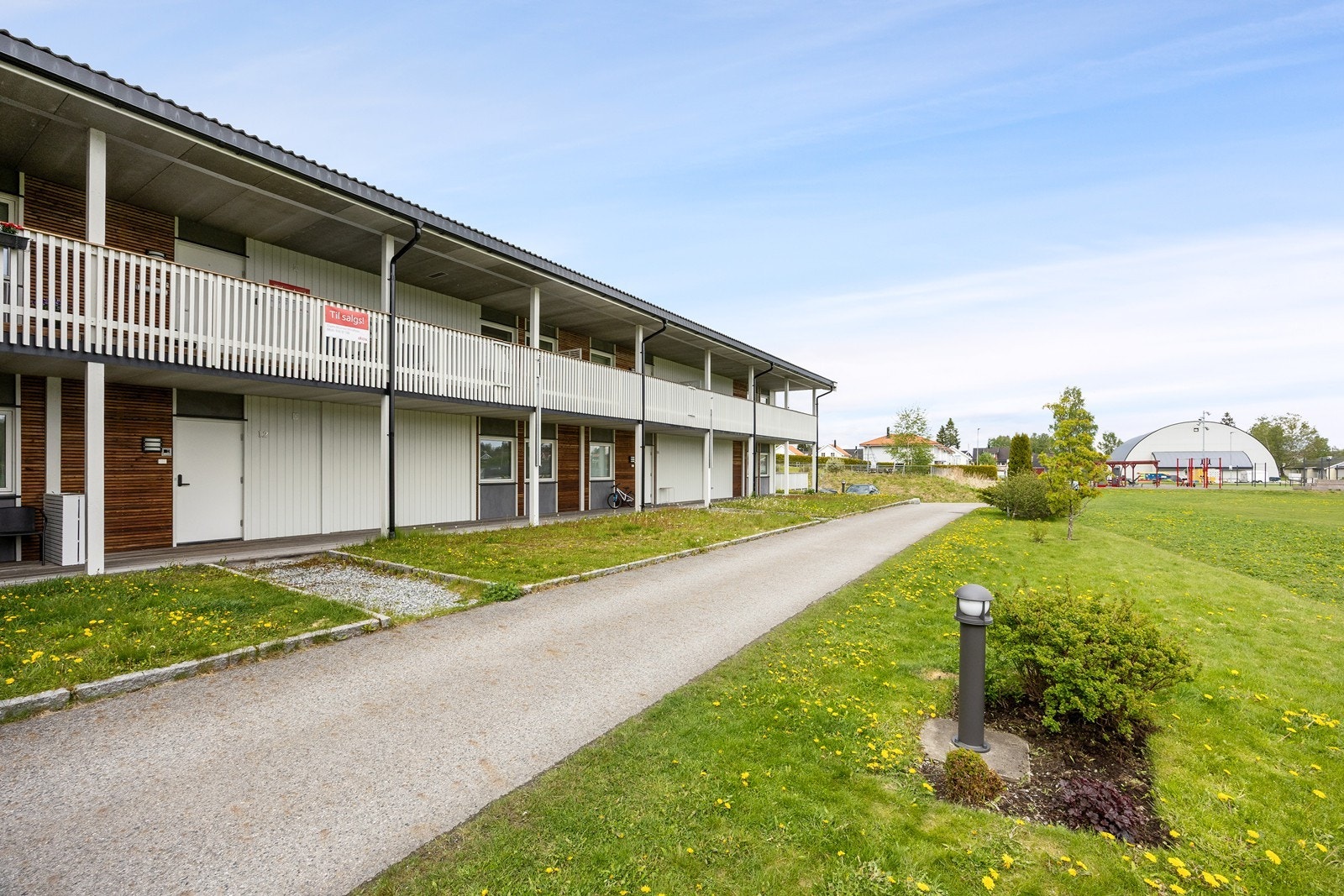 Eiendommen ligger i et rolig område med nærhet til idrettsanlegg, barnehage og populære turområder, samt med kort vei til skoler, butikker og togstasjon. Galleribilde