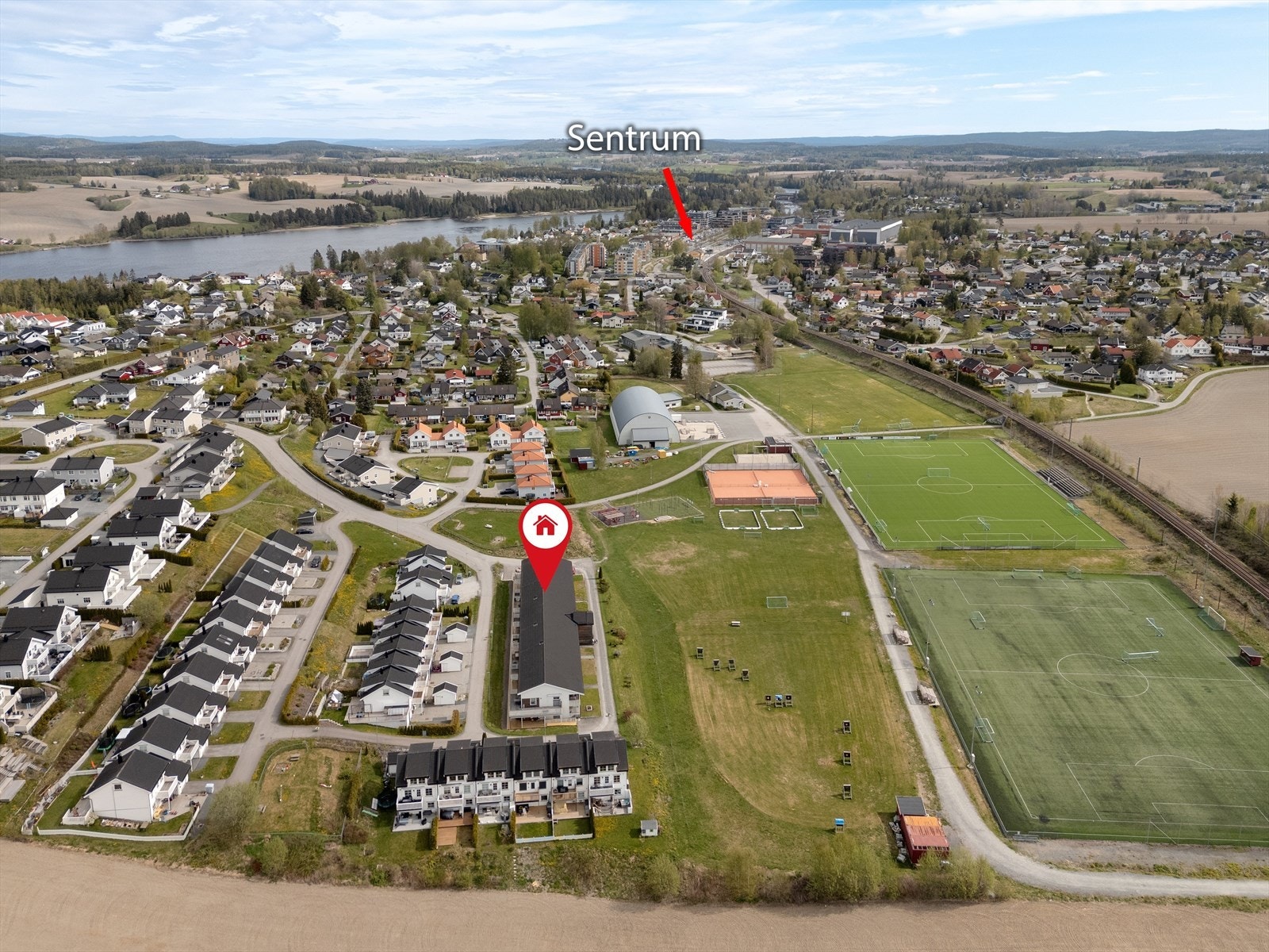 Her bor man med gangavstand til alt man trenger i hverdagen inkl. togstasjon og butikker. Raskeste vei er å gå via idrettsparken. Galleribilde