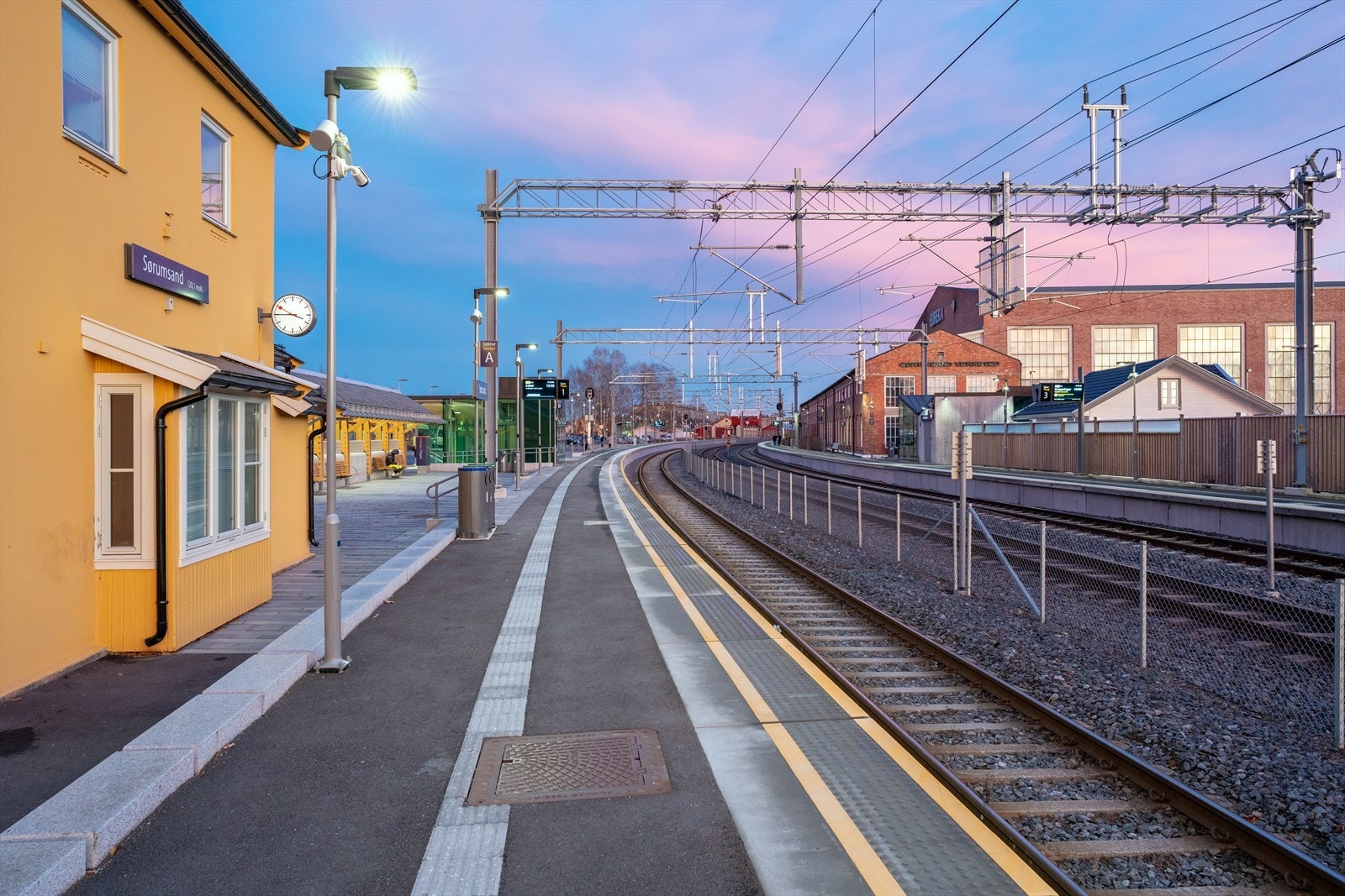Fra Sørumsand stasjon går det ofte tog både i retning Oslo og Kongsvinger, og det er et godt utvalg bussruter i kommunen for øvrig Galleribilde