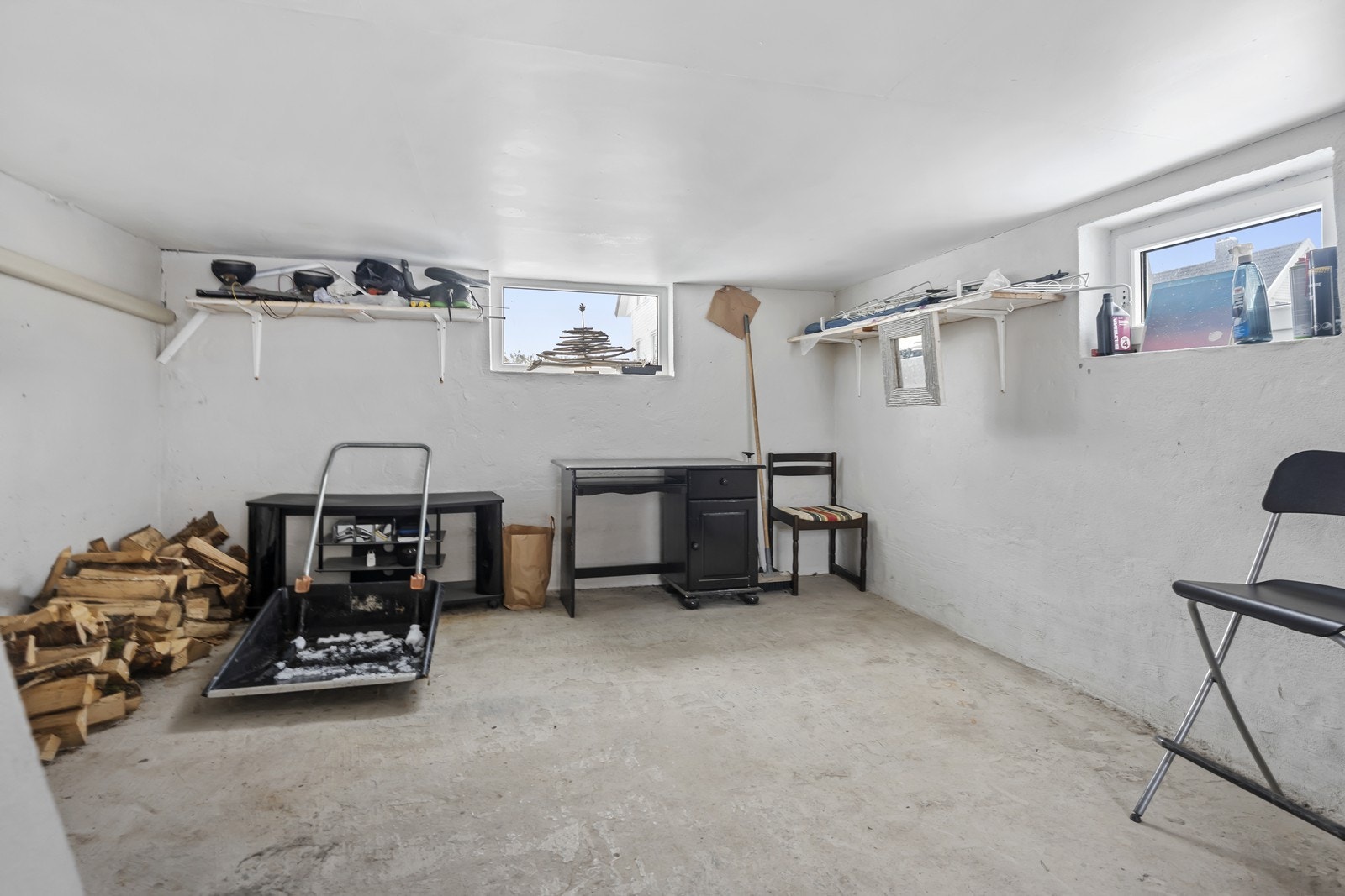 Opprinnelig garasje, nå brukt som bod Galleribilde
