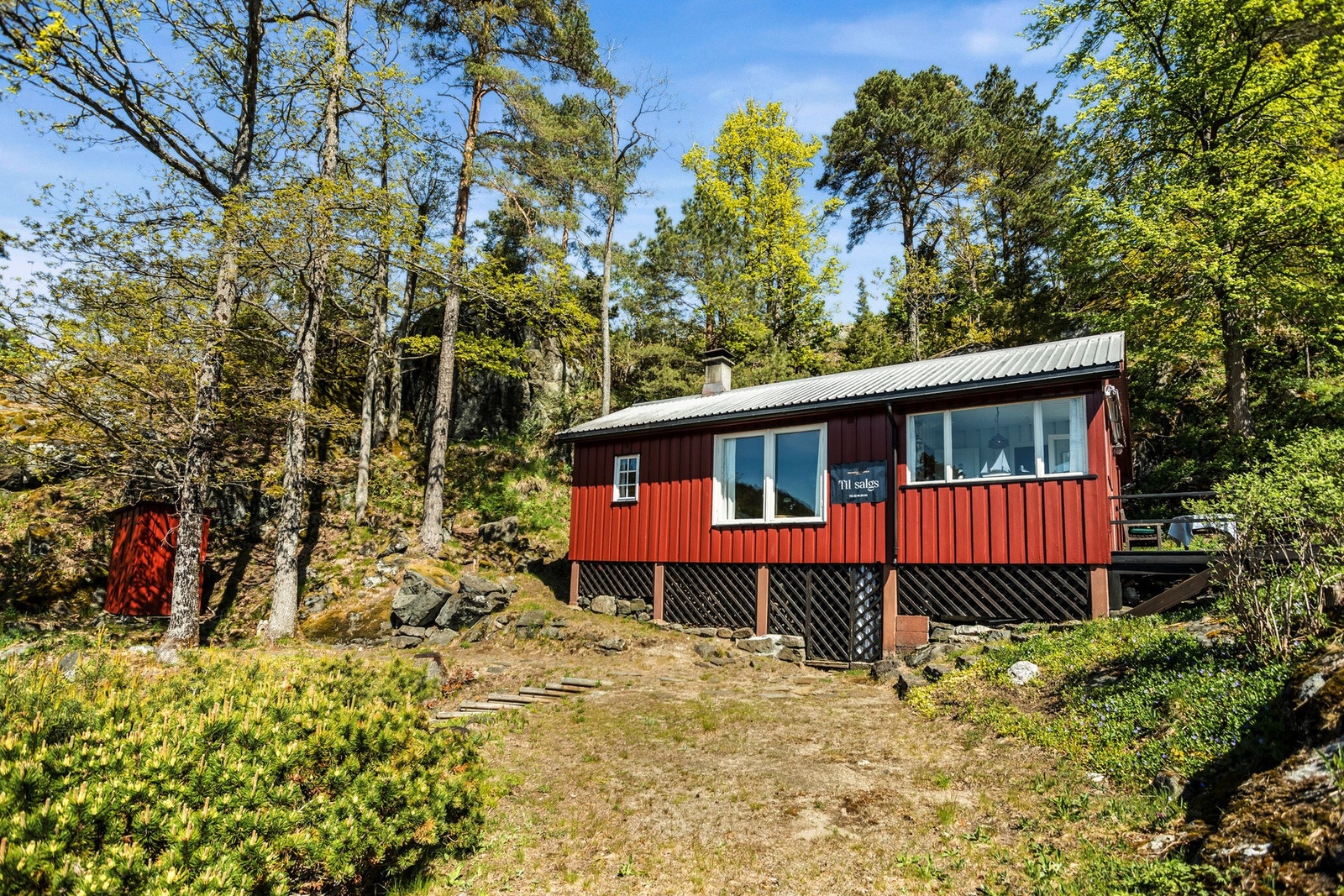 Hytta har en enkel standard fra 1971 og inneholder gang, stue/kjøkken og tre soverom, samt utedo. Galleribilde