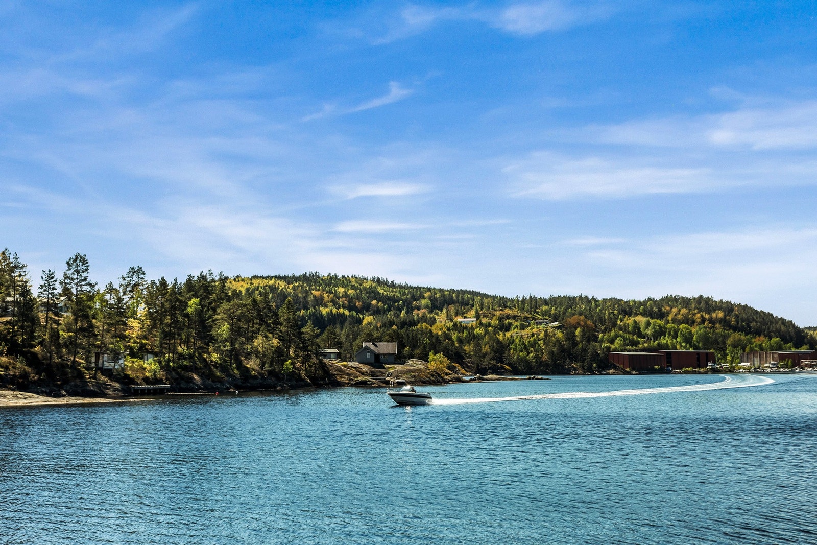 Her er det gode muligheter for bading, båtliv, fiske og ulike vannaktiviteter som kajakkpadling, SUP, windsurfing og vannski - rett fra egen brygge. Galleribilde