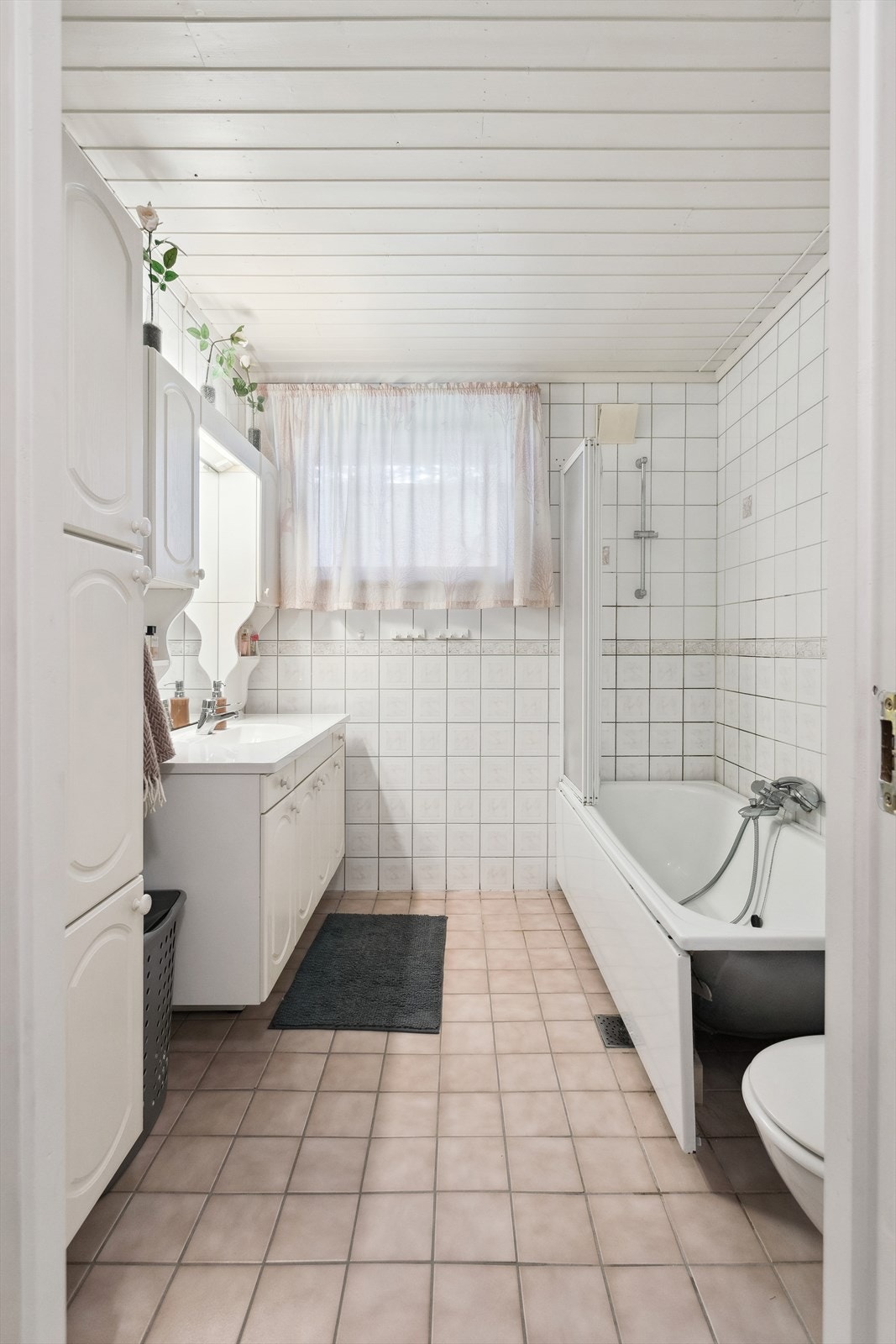 Badet i kjelleren har fliser på gulv og vegger. Galleribilde