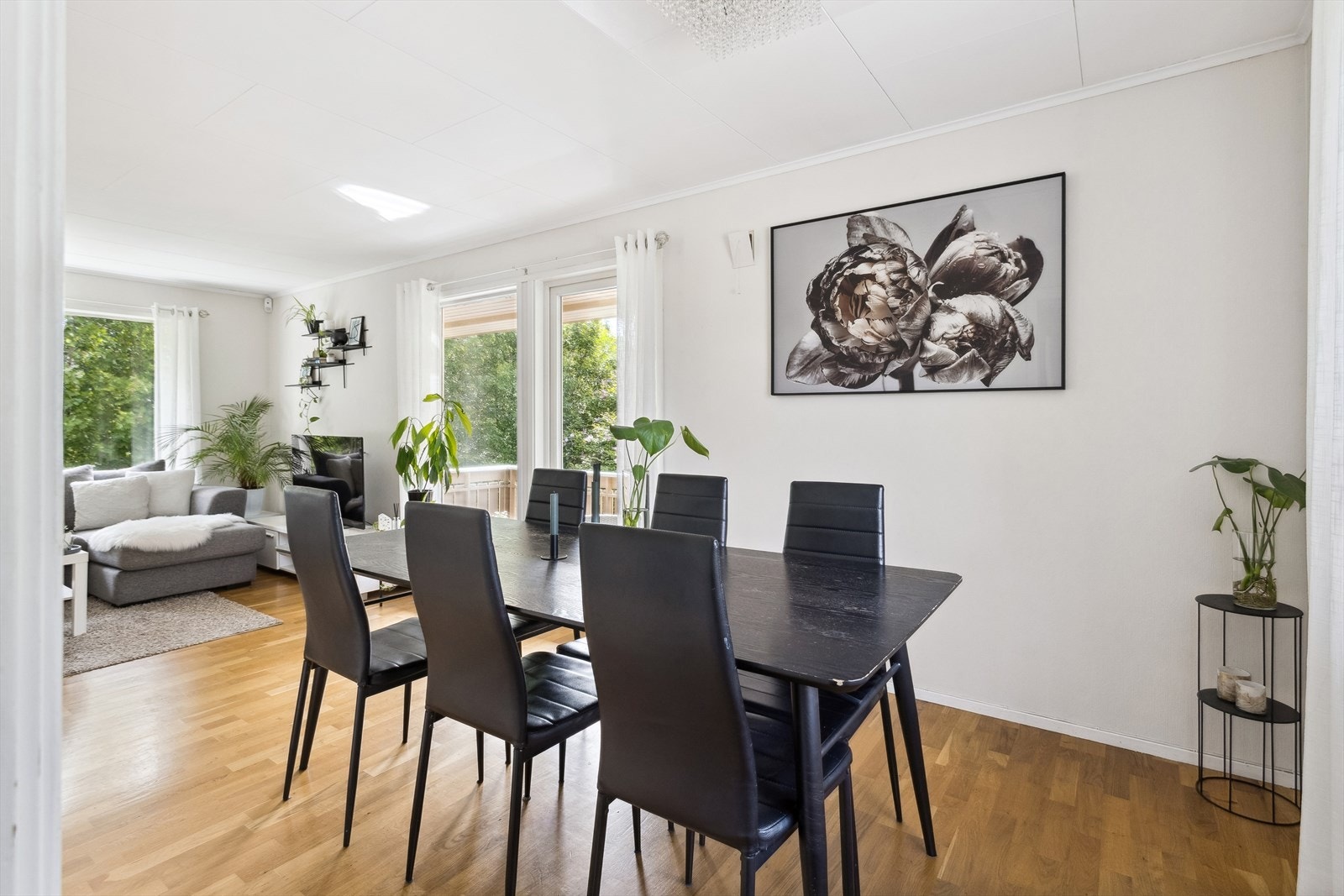 Fra stuen er det utgang til den hyggelige verandaen Galleribilde
