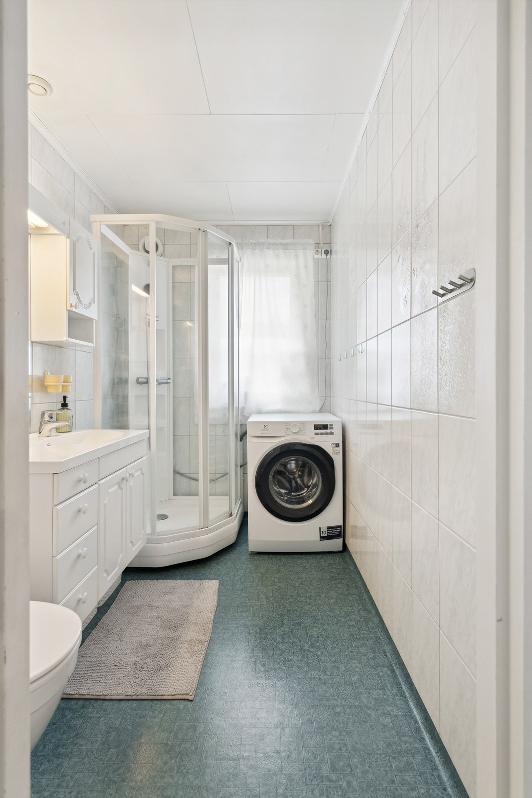 Vaskemaskin er plassert på badet i 1.etg. Galleribilde