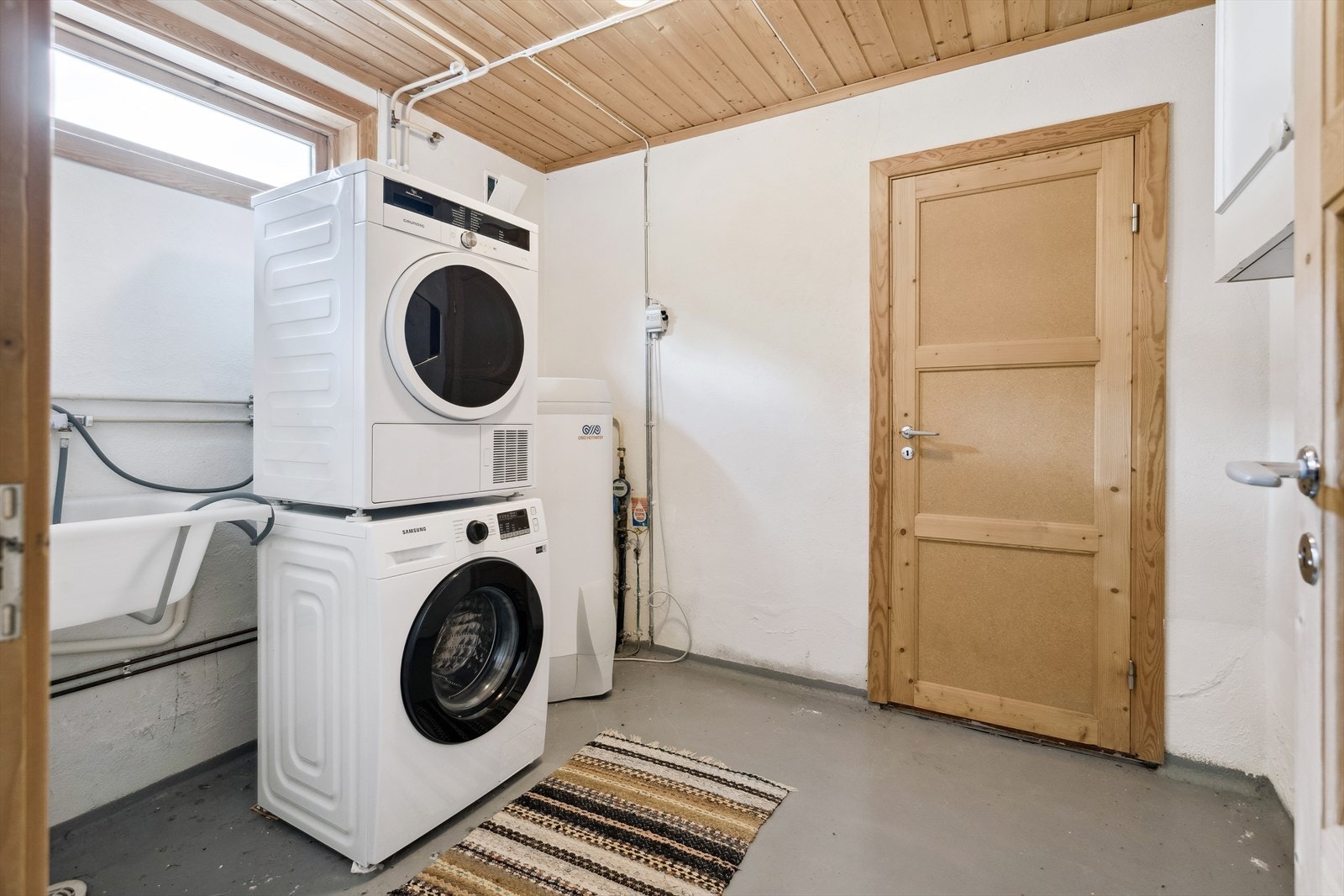 Praktisk vaskerom i kjelleren med opplegg for vaskemaskin og tørketrommel. Egen kurs ble installert i 2023. Galleribilde