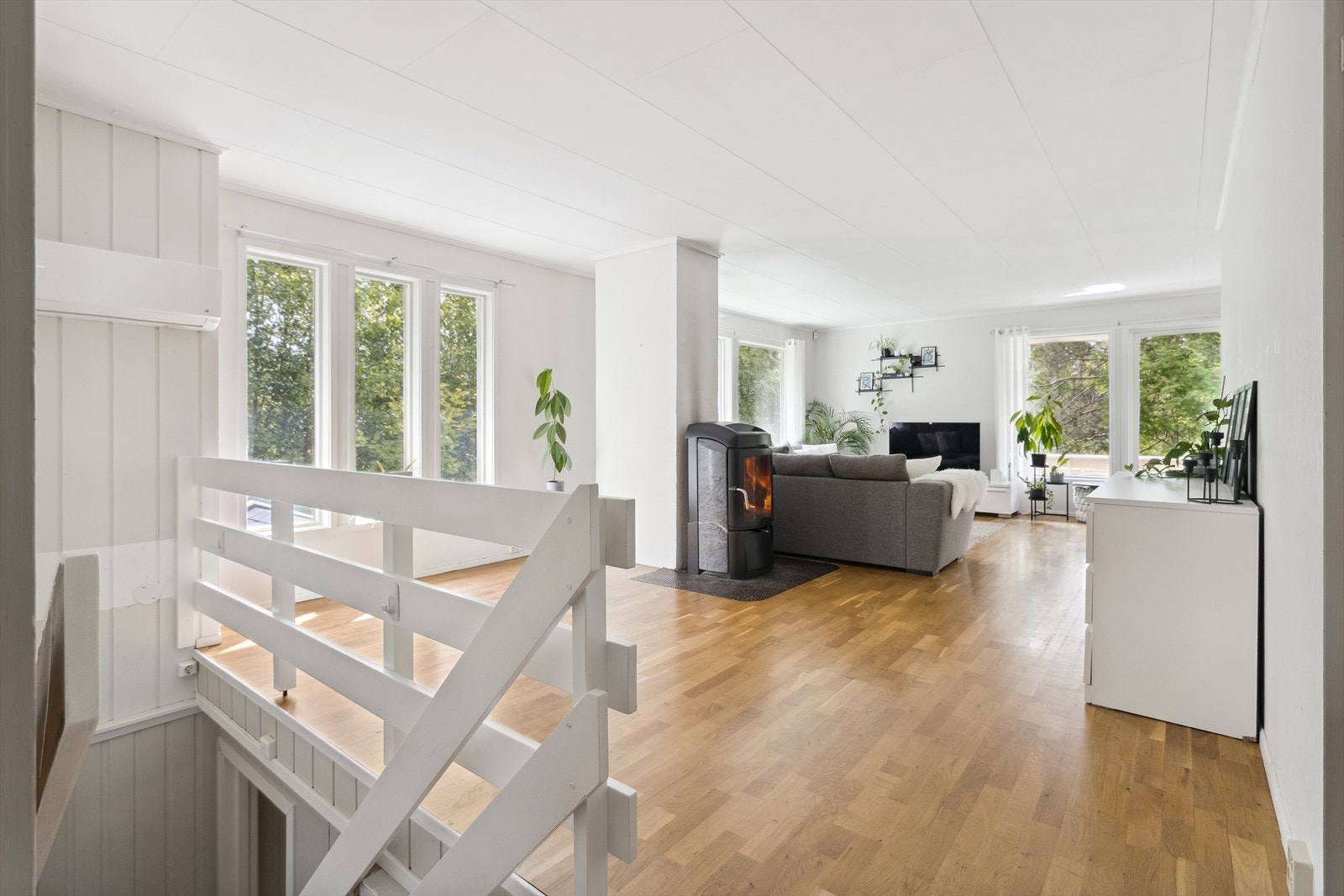 Stue med trapp ned til kjelleretasjen Galleribilde