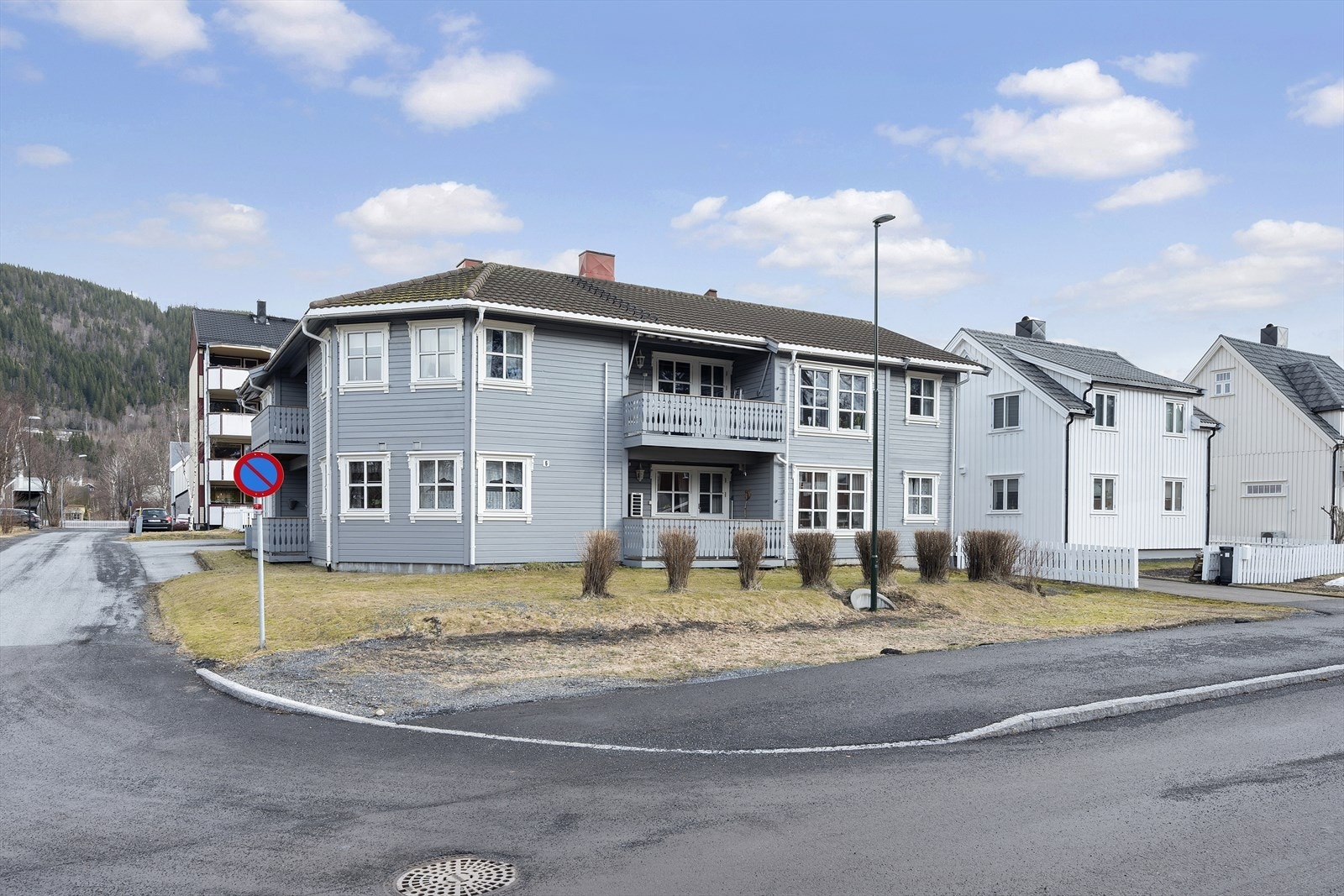 Velkommen til Rådhusgata 6 D. Her finner du en tiltalende 3-roms leilighet i 1. etg. med byggeår 1998. Foto: Maren Terese Forsbakk Galleribilde