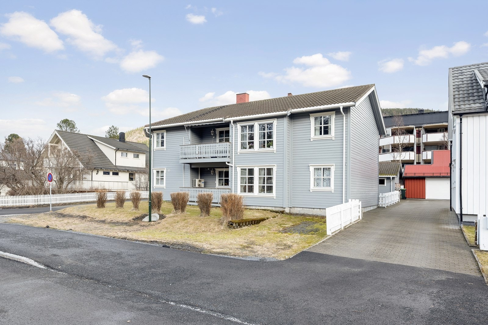 Eiendommen ligger svært sentralt på byflata i Mosjøen. En liten spasertur tar deg til Mosjøen sentrum med alle sine fasiliteter. Opparbeidet felles tomt. Galleribilde