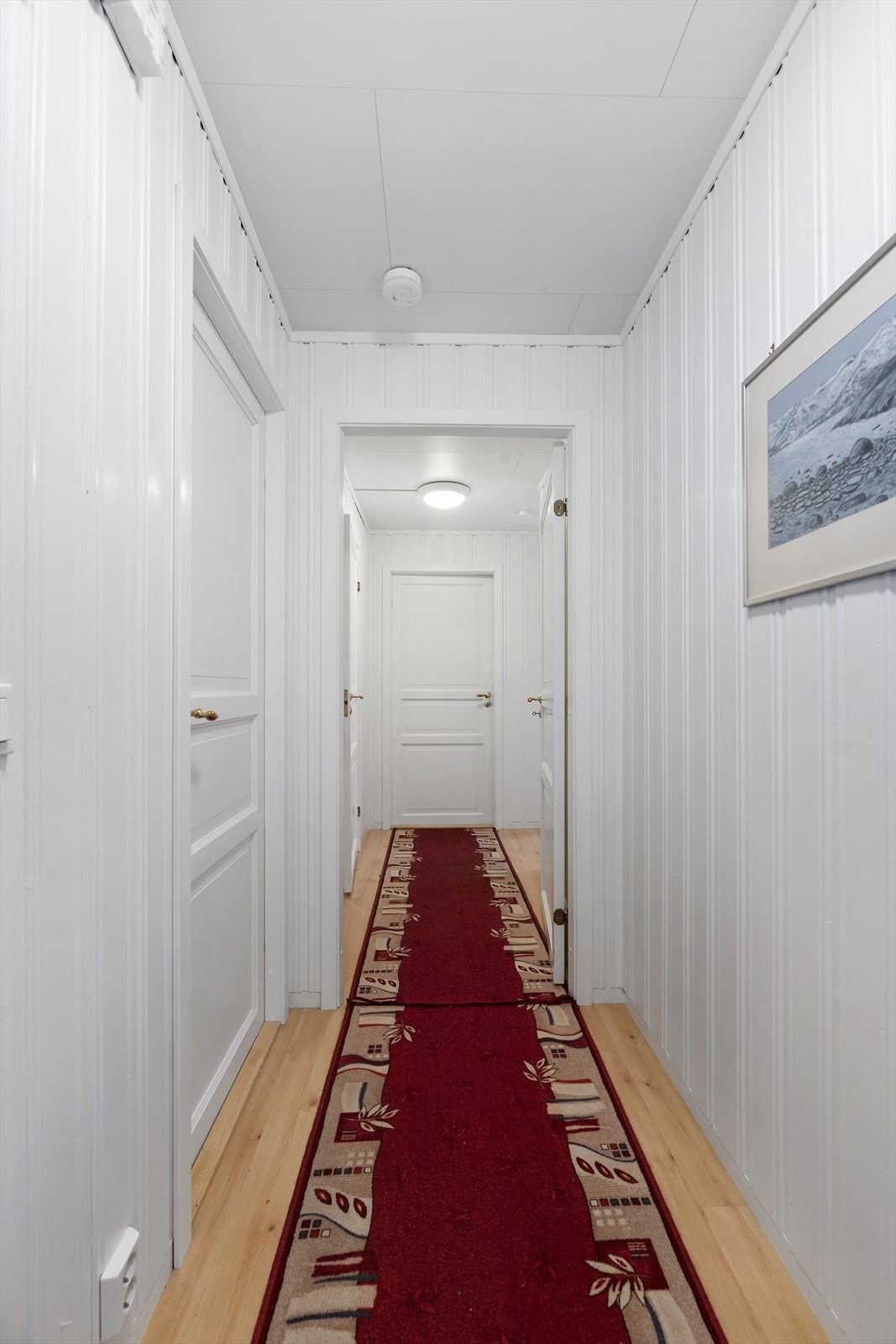 Gangen har malte lyse veggflater. Galleribilde