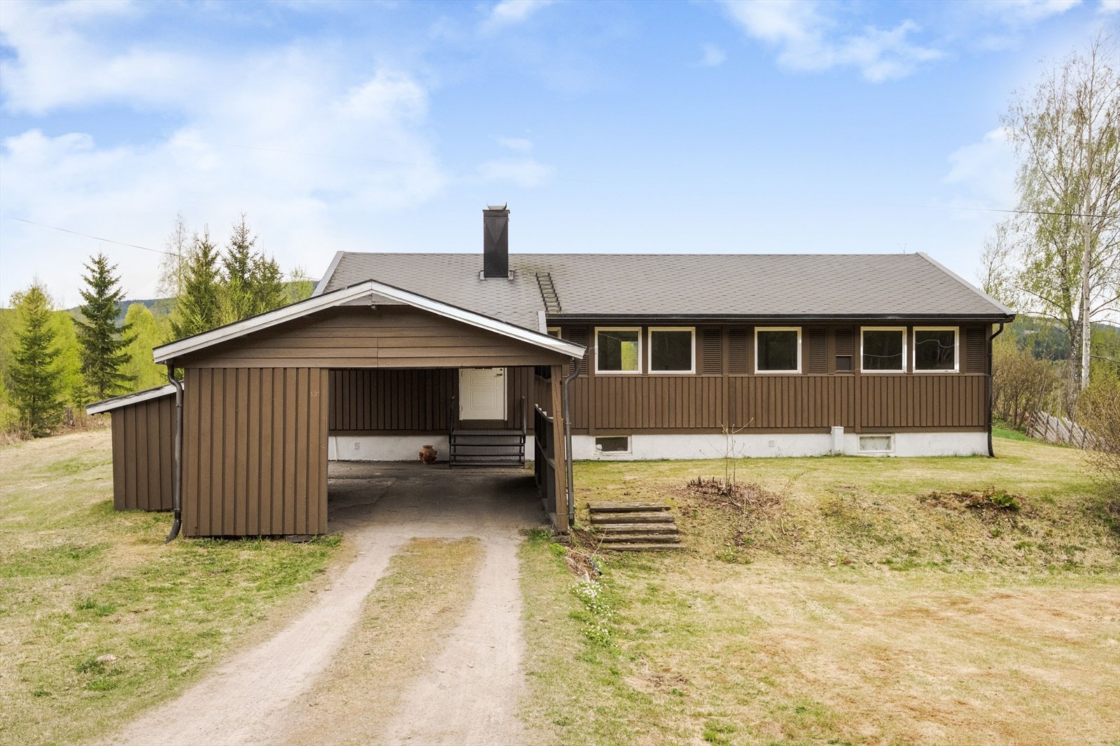 Boligen har inntilbygget carport på ca. 27m² og inntilbygget bod på 4m². Galleribilde