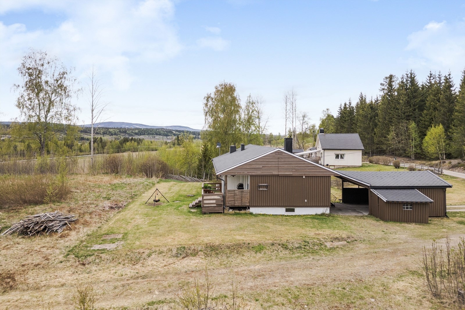 I umiddelbar nærhet til eiendommen er flotte friområder og turmuligheter alle årstider. Løyper for ski, med blant annet Birkebeinertrasseen som byr på milevis med preparerte løyper på vinteren. Galleribilde