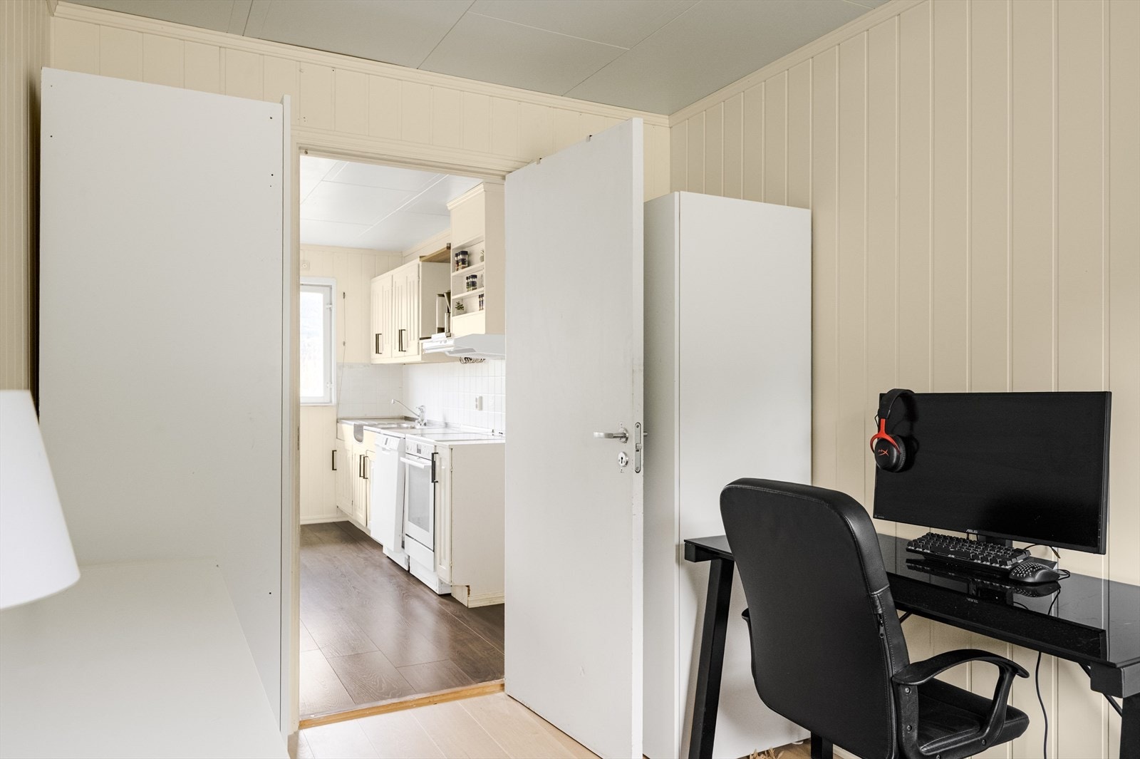 På soverommet er det plass til seng og kontorpult, samt oppbevaringsplass i medfølgende garderobeskap. Galleribilde