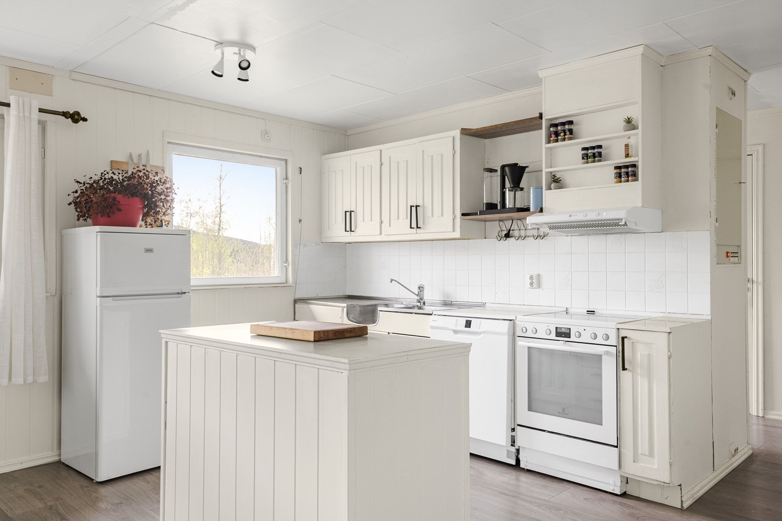 Innredningen har lyse fronter, laminert benkeplate og benkebeslag med nedfelt oppvaskkum. Det ble montert nye håndtak i ca. 2020. Galleribilde