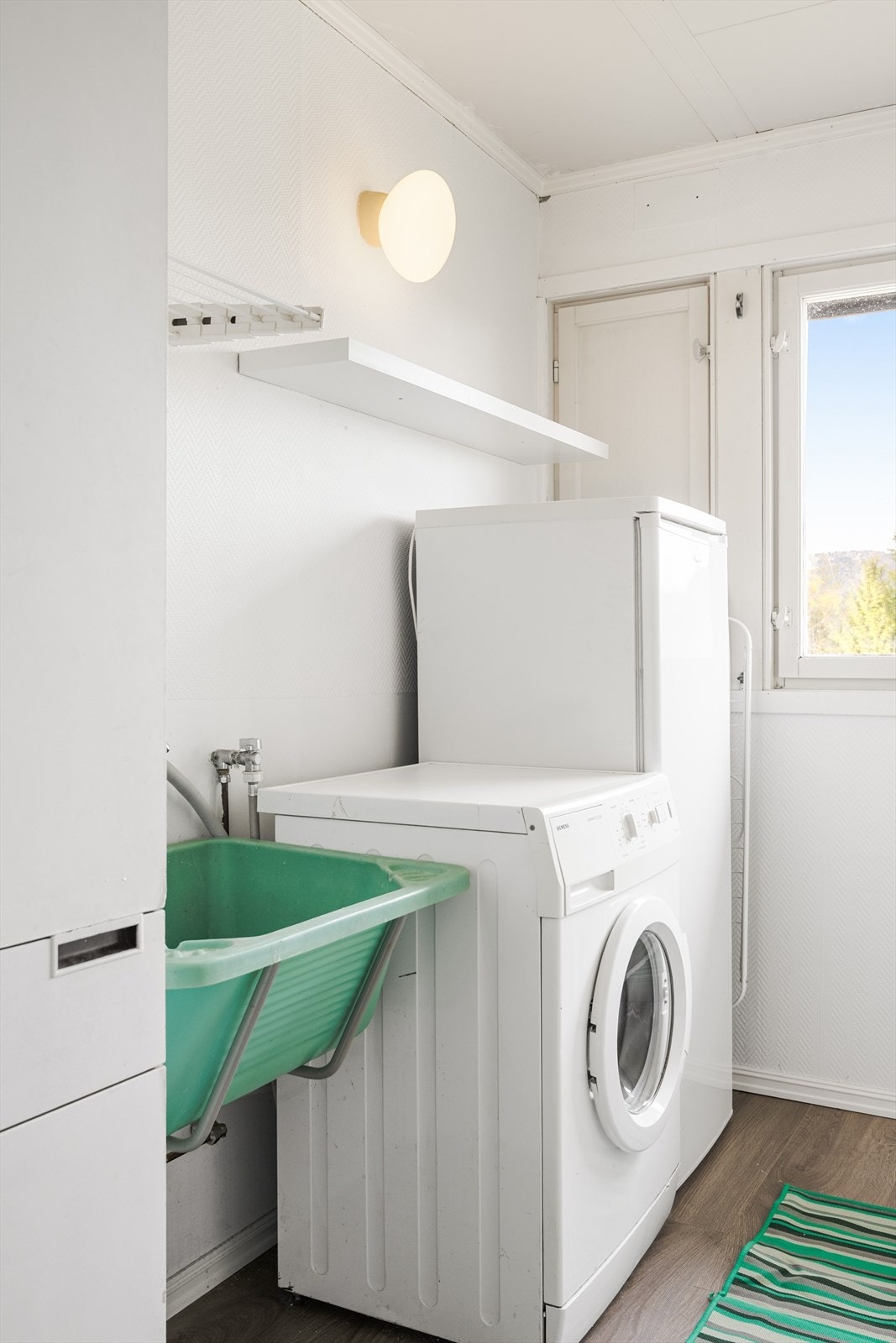 Gang/vasjerom med vegghengt utslagskum og opplegg for vaskemaskin. Galleribilde