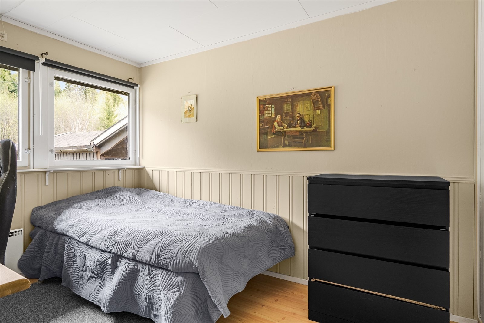 Soverommet har laminat på gulv og malte overflater med brystningspanel og tapet. Galleribilde