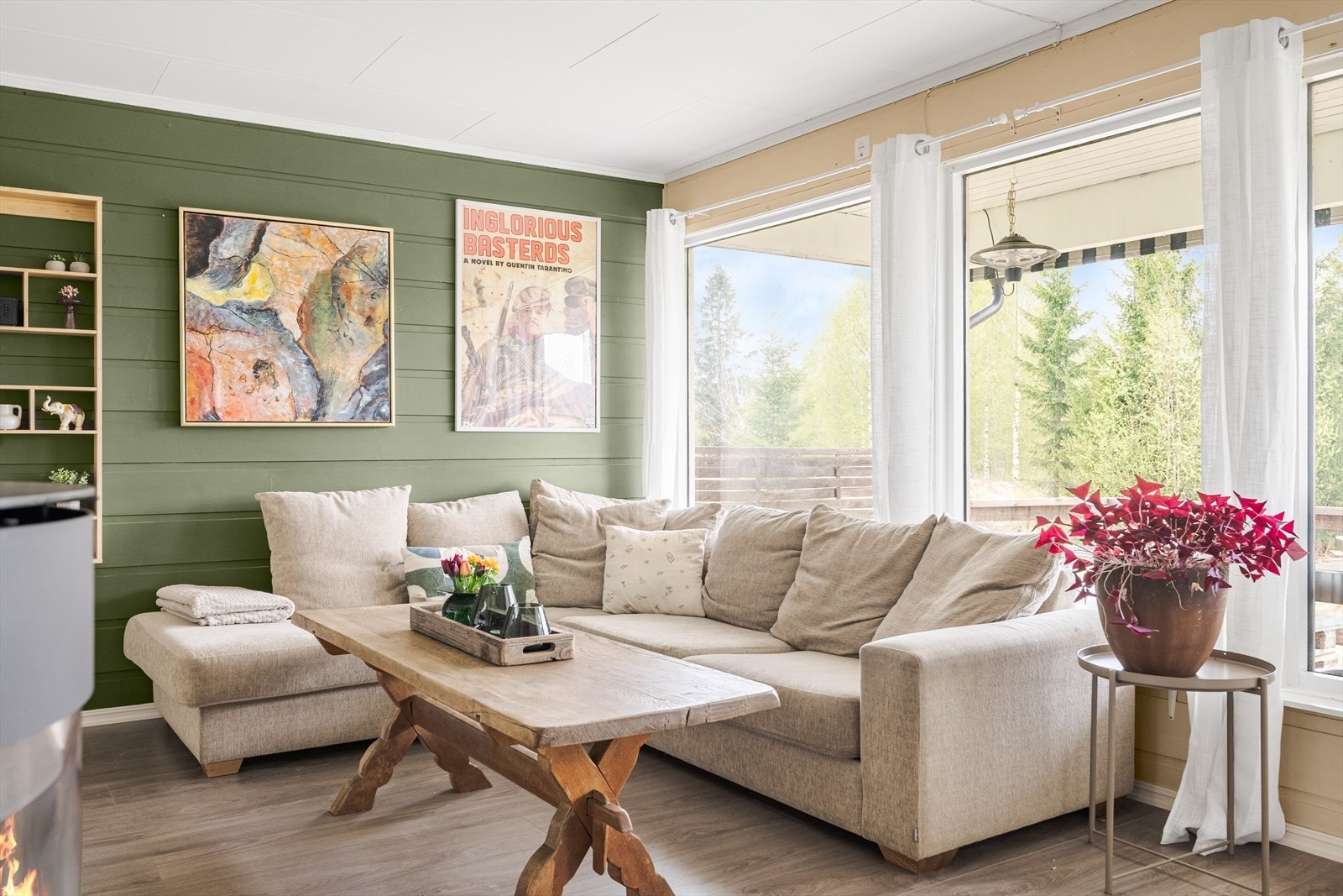 Stuen er enkel å møblere med en stor sofagruppe med salongbord og mediemøblement med tv. Galleribilde