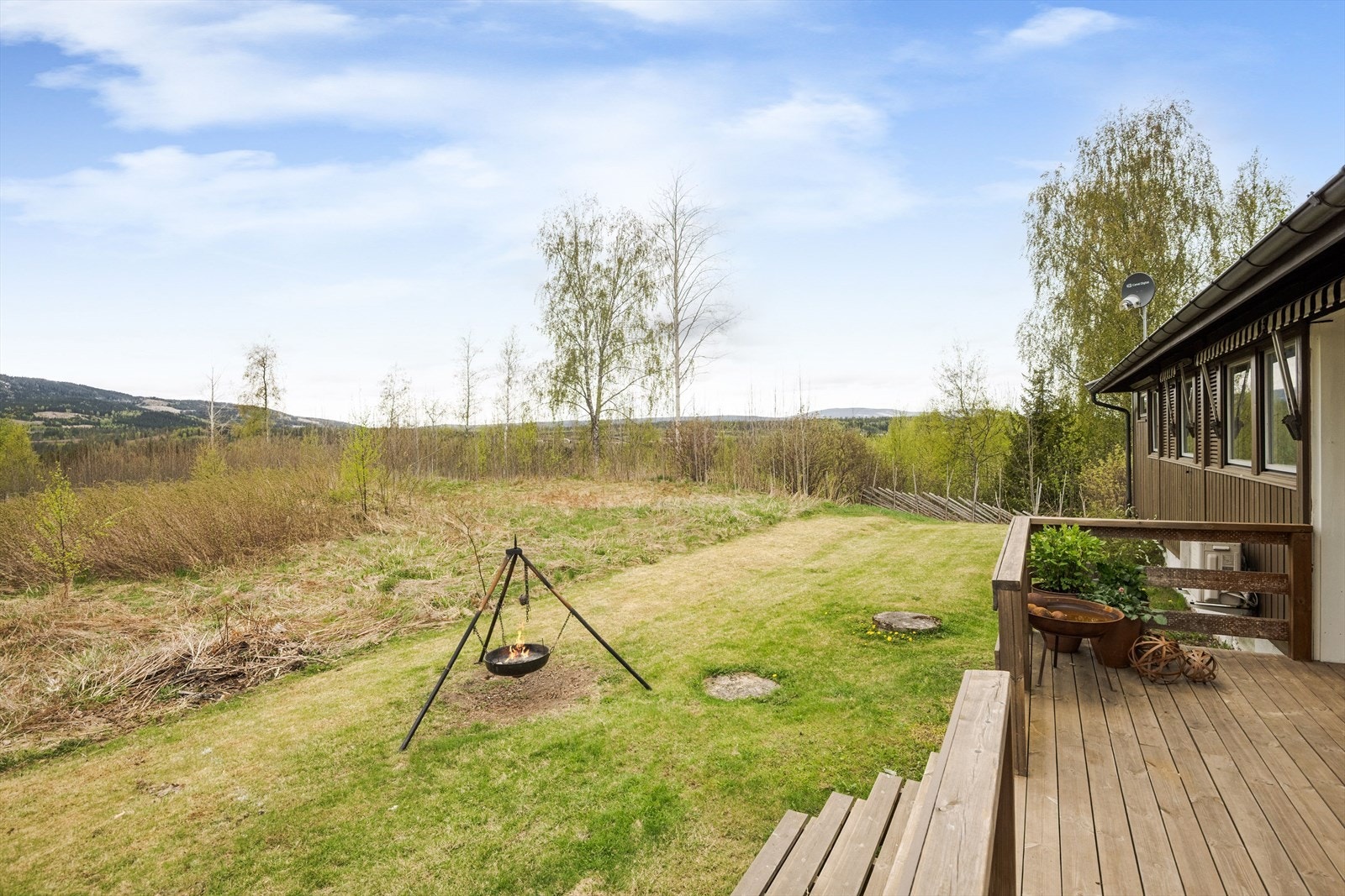 Fra terrassen er det trapp ned til hagen som er opparbeidet med plen og variert beplantning. Galleribilde