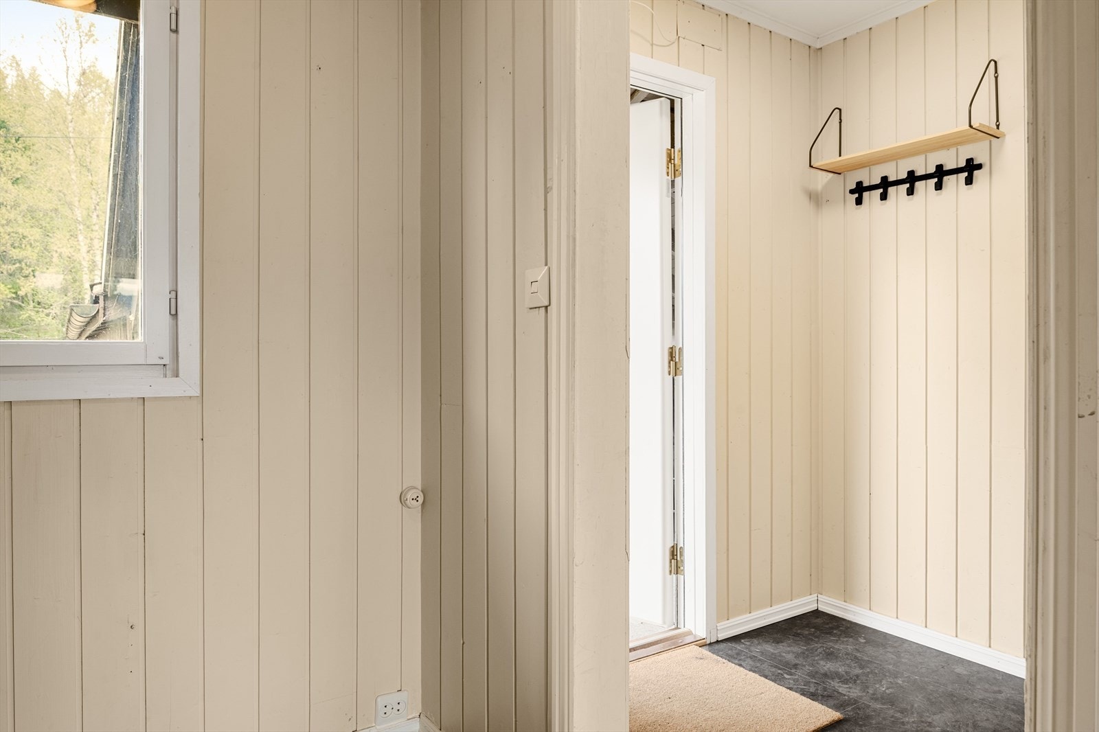 I entréen har du plass til sko og oppheng av yttertøy. Galleribilde