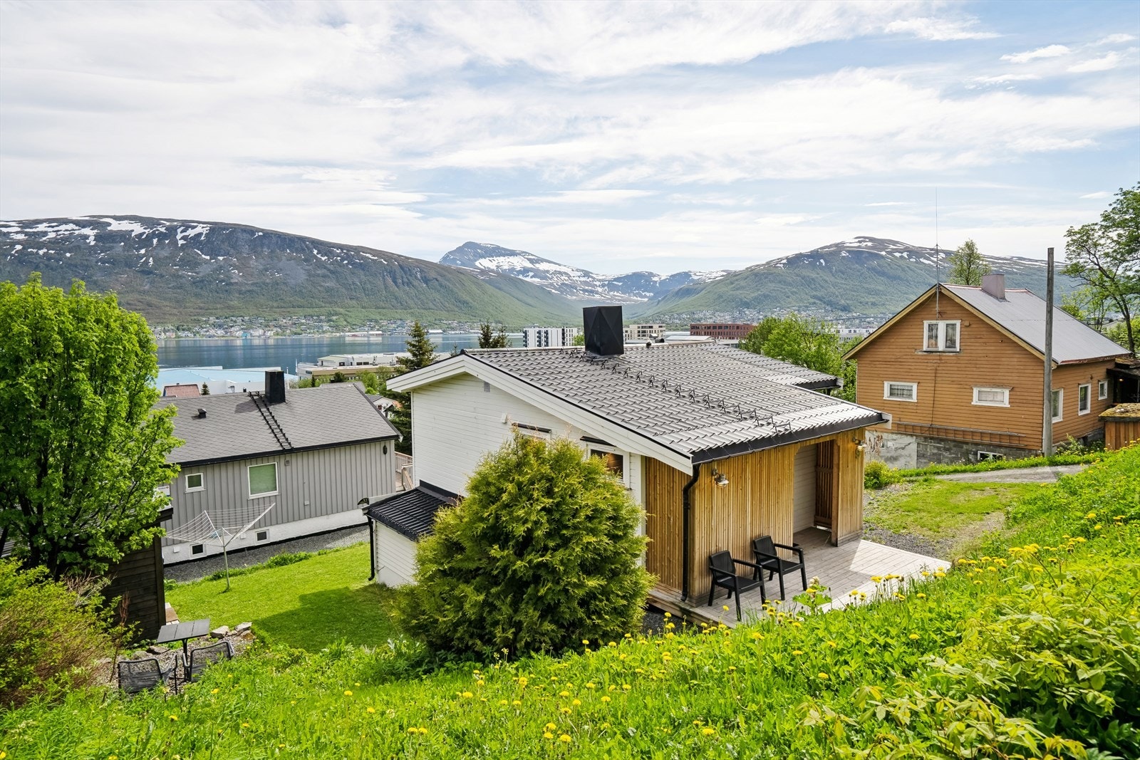 Området er svært sentralt og byr på kort avstand til blant annet skoler, barnehager og dagligvarebutikker. Galleribilde