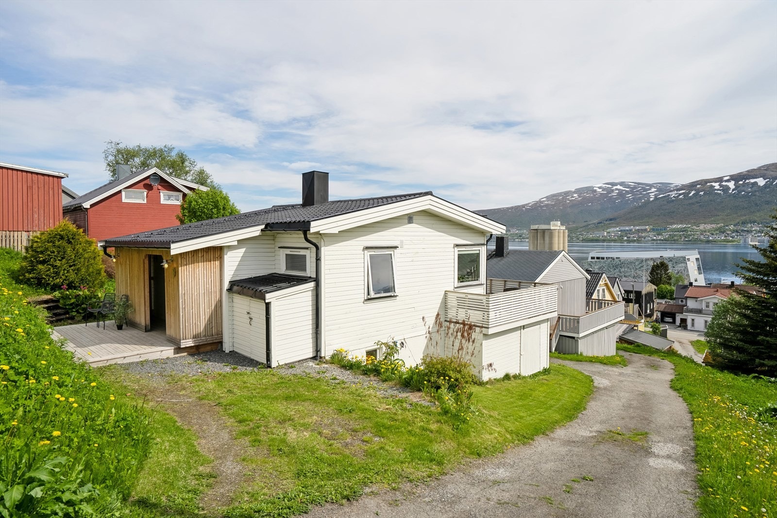 Ishavsvegen 9 ligger på nordre del av Tromsøya, mellom Tromsø sentrum og UNN/UiT. Galleribilde