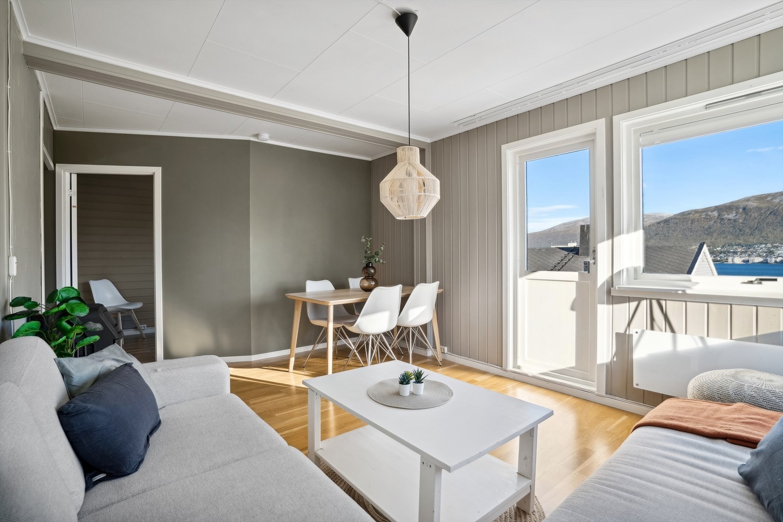 Det er flere store vindusflater i oppholdsrommet som gir mye naturlig lys og fin utsikt. Galleribilde