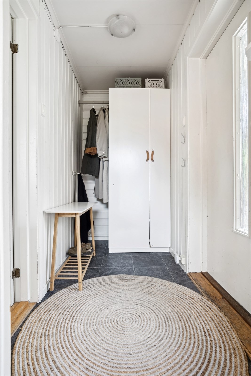 Lys entré i hoveddelen med god plass til å henga av seg yttertøy. Galleribilde