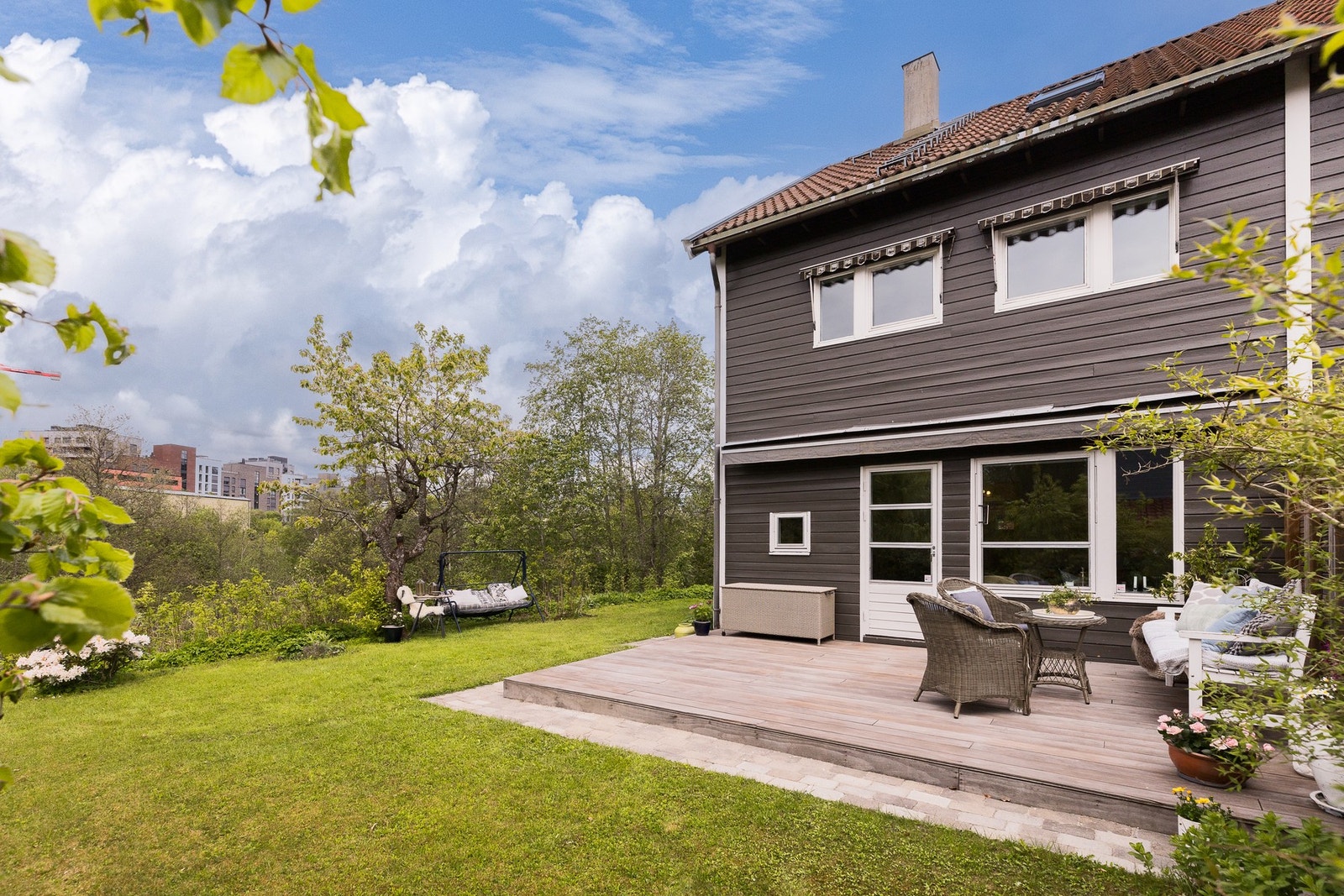 Her bor man usjenert og naturskjønt med direkte tilgang til Akerselva, store grønne uteområder og svært gode solforhold. Galleribilde
