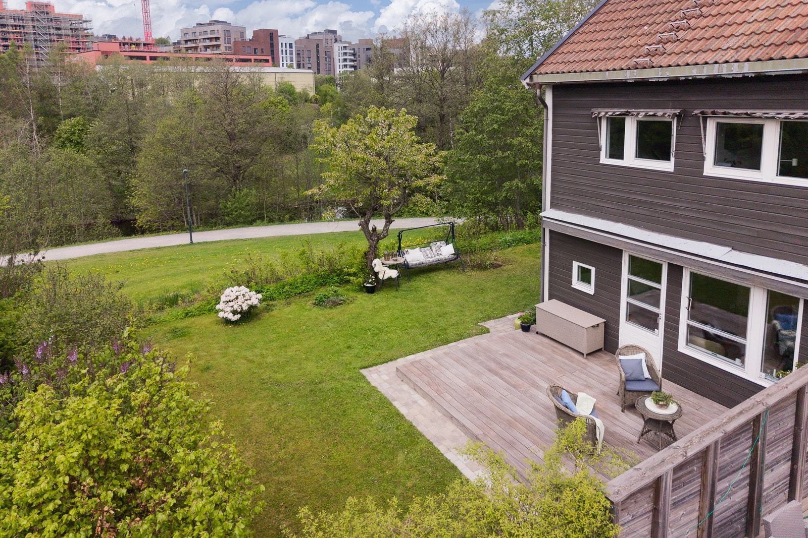 Hagen består av romslige plenarealer og enkel beplantning som gjør uteområdet både lettstelt og svært anvendelig. Galleribilde