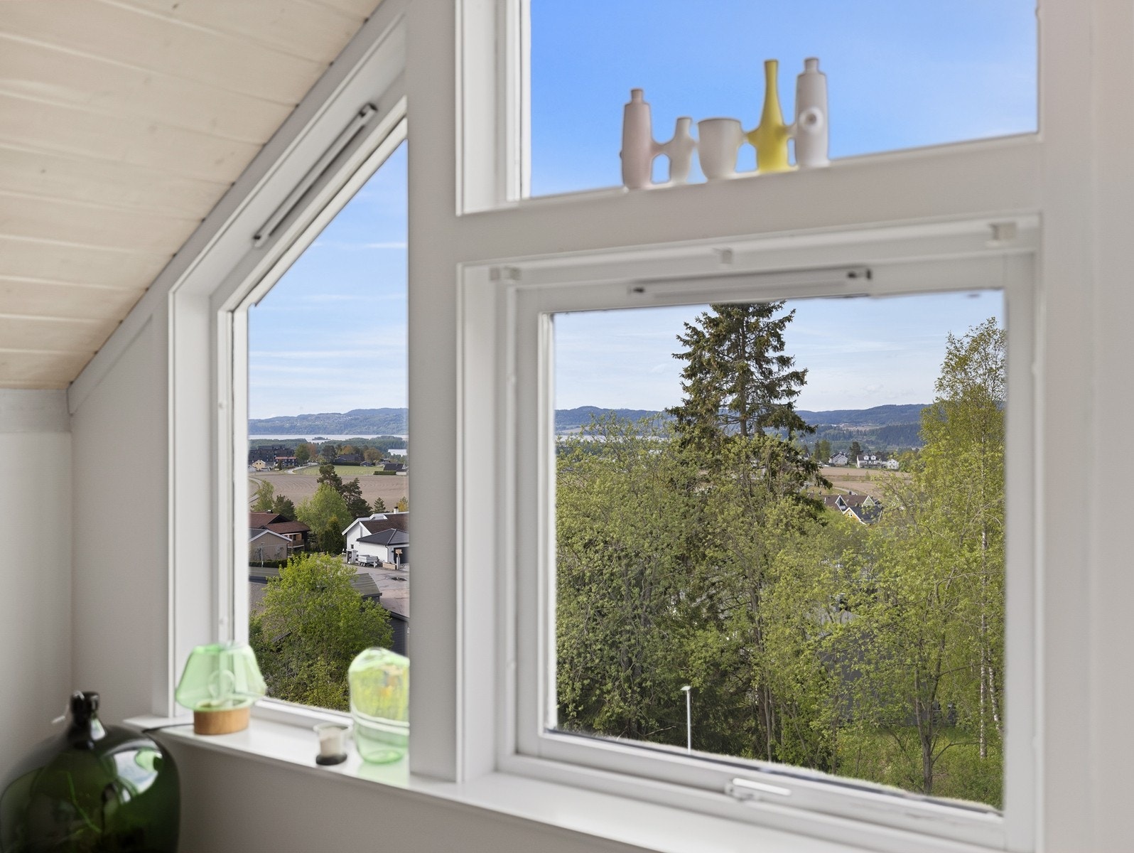 Store vindusflater slipper inn rikelig med naturlig lys og byr på flott utsikt over nærområdet. Galleribilde