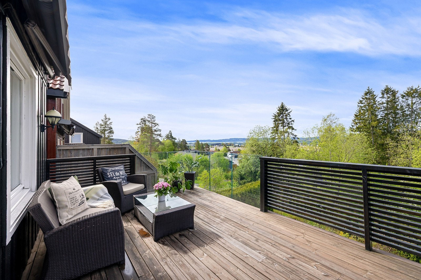 Boligen har en solrik terrasse utenfor stuen, hvor du kan nyte en flott og vidstrakt utsikt over nærområdet og grønne omgivelser. Terrassen fungerer som en naturlig forlengelse av oppholdsrommene. Galleribilde