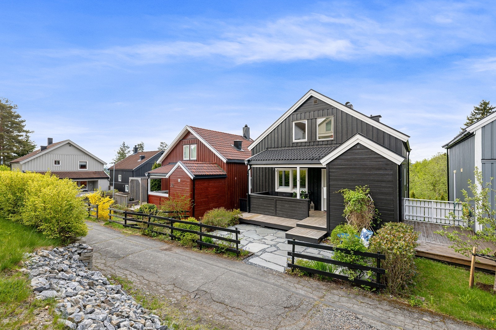En innbydende og delvis overbygd adkomstterrasse på 34 kvm, noe som gir boligen et hyggelig førsteinntrykk og skaper en lun overgang mellom ute og inne. Galleribilde