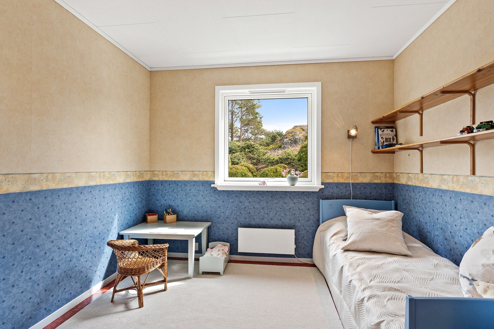 Soverom med plass til seng og skrivebord, ideelt som barnerom eller kontor. Galleribilde