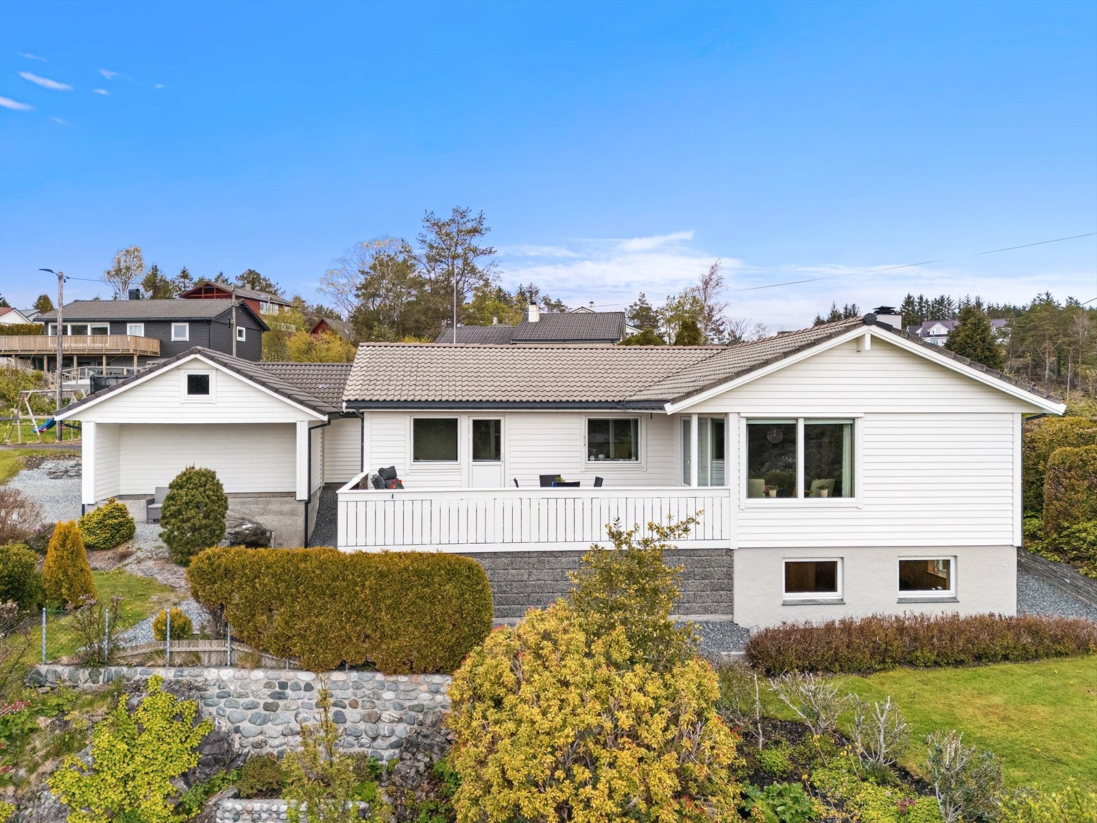 Fra stuen er det utgang til en romslig, sørvestvendt balkong med sjøutsikt. Galleribilde