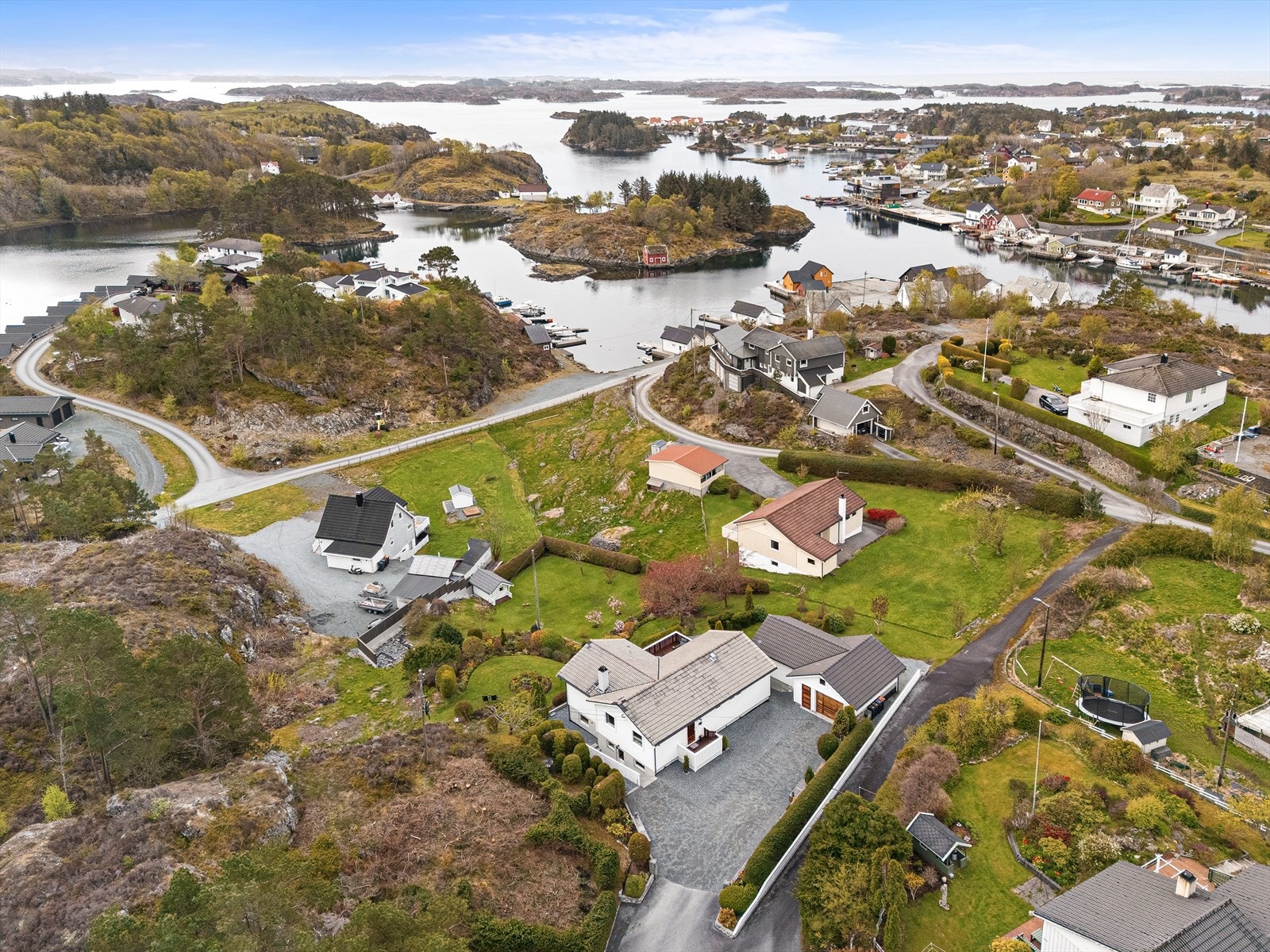 Eiendommen har en opparbeidet tomt på ca. 1,7 mål. Det medfølger også 1/2 av en tilleggstomt på ca. 1,4 mål. Galleribilde