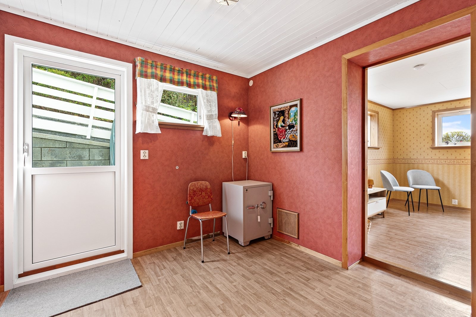 Egen utgang fra kjelleren til hagen. Ytterdøren er fra 2010. Galleribilde