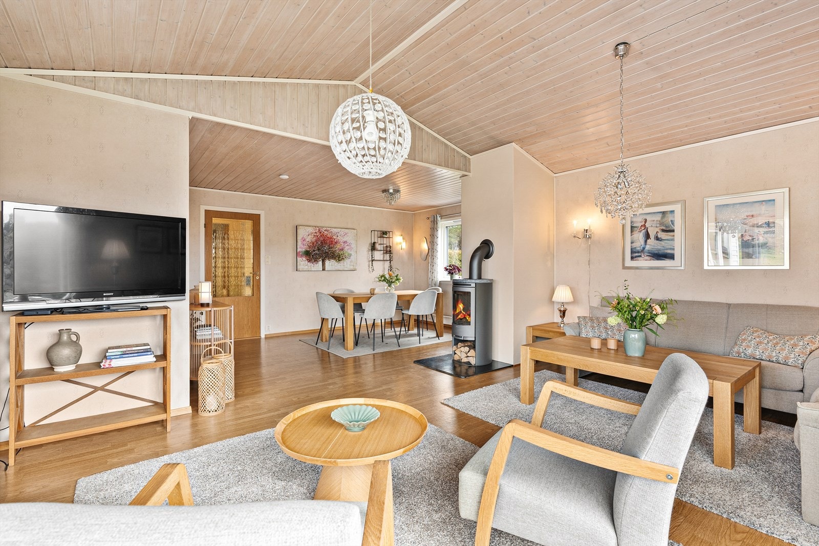 Stuen har god plass til både sofagruppe og spisebord, og er et naturlig samlingspunkt i boligen. Galleribilde