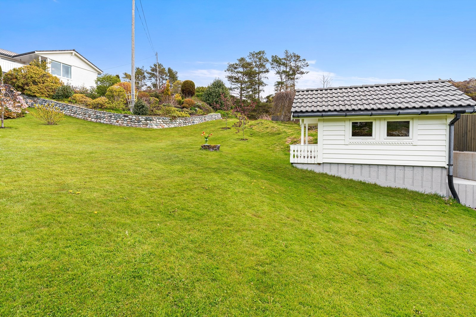 På tomten står også en sjarmerende lekehytte. Galleribilde